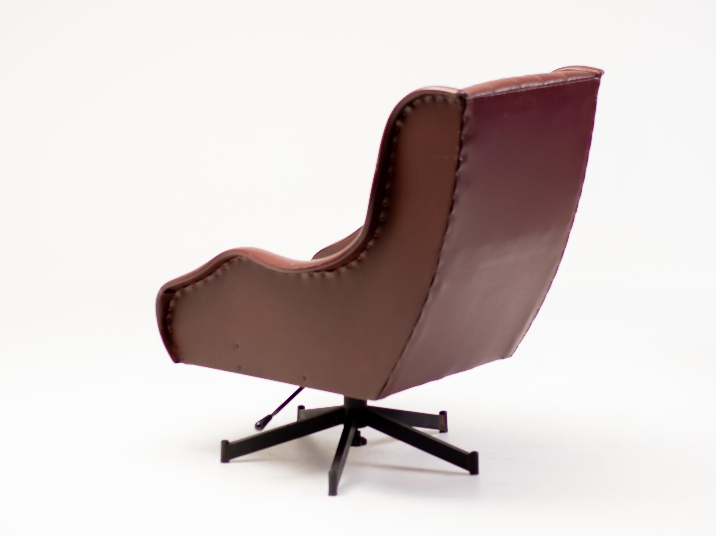 Oxblood Naugahyde Borsani Lounge Chair In Good Condition For Sale In Dronten, NL