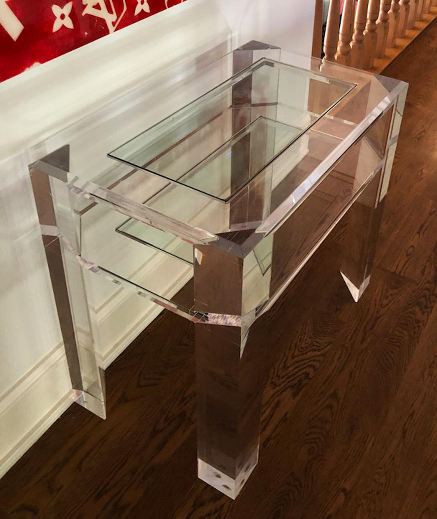 Oxford Acrylic Side Table by Mecox In Excellent Condition For Sale In Culver City, CA