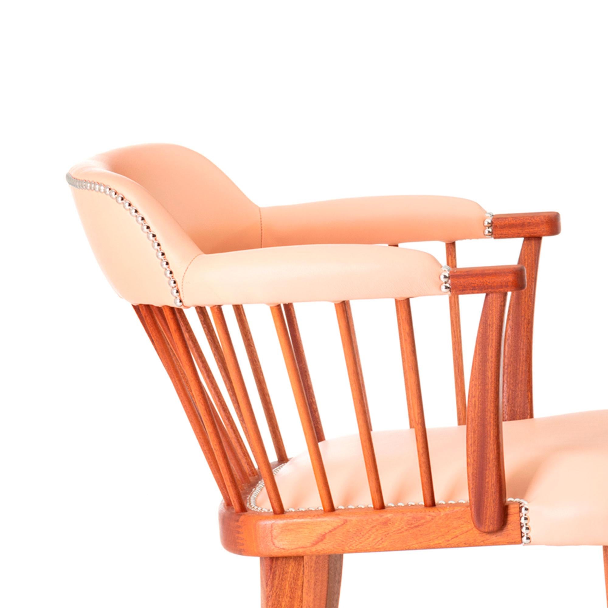 Oxford ist ein Originalentwurf des Architektur- und Innenarchitekturstudios DING DONG.
Ein zeitloser Stuhl aus Massivholz mit Lederpolsterung und Metalldetails.