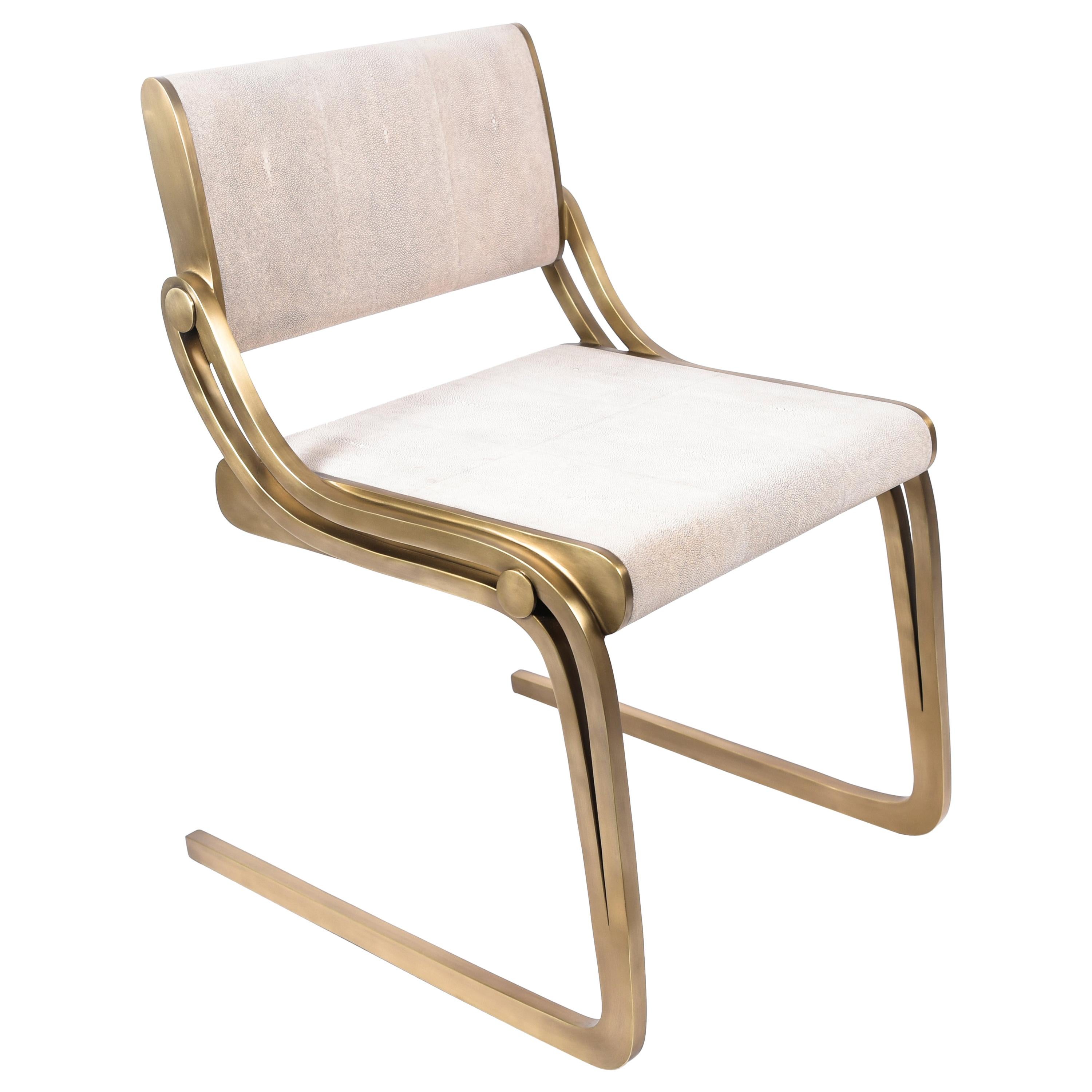 Silla Oxford de piel de zapa color crema y latón bronce-patina by R&Y Augousti
