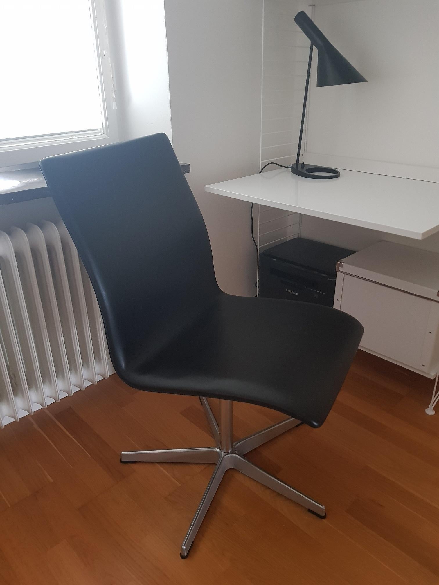 Oxford Chair Low-Back Black Elegance Leather by Arne Jacobsen for Fritz Hansen In Good Condition For Sale In Limhamn, SE