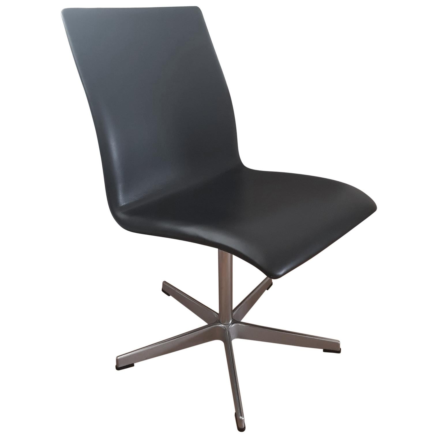 Oxford Chair Low-Back Black Elegance Leather by Arne Jacobsen for Fritz Hansen For Sale