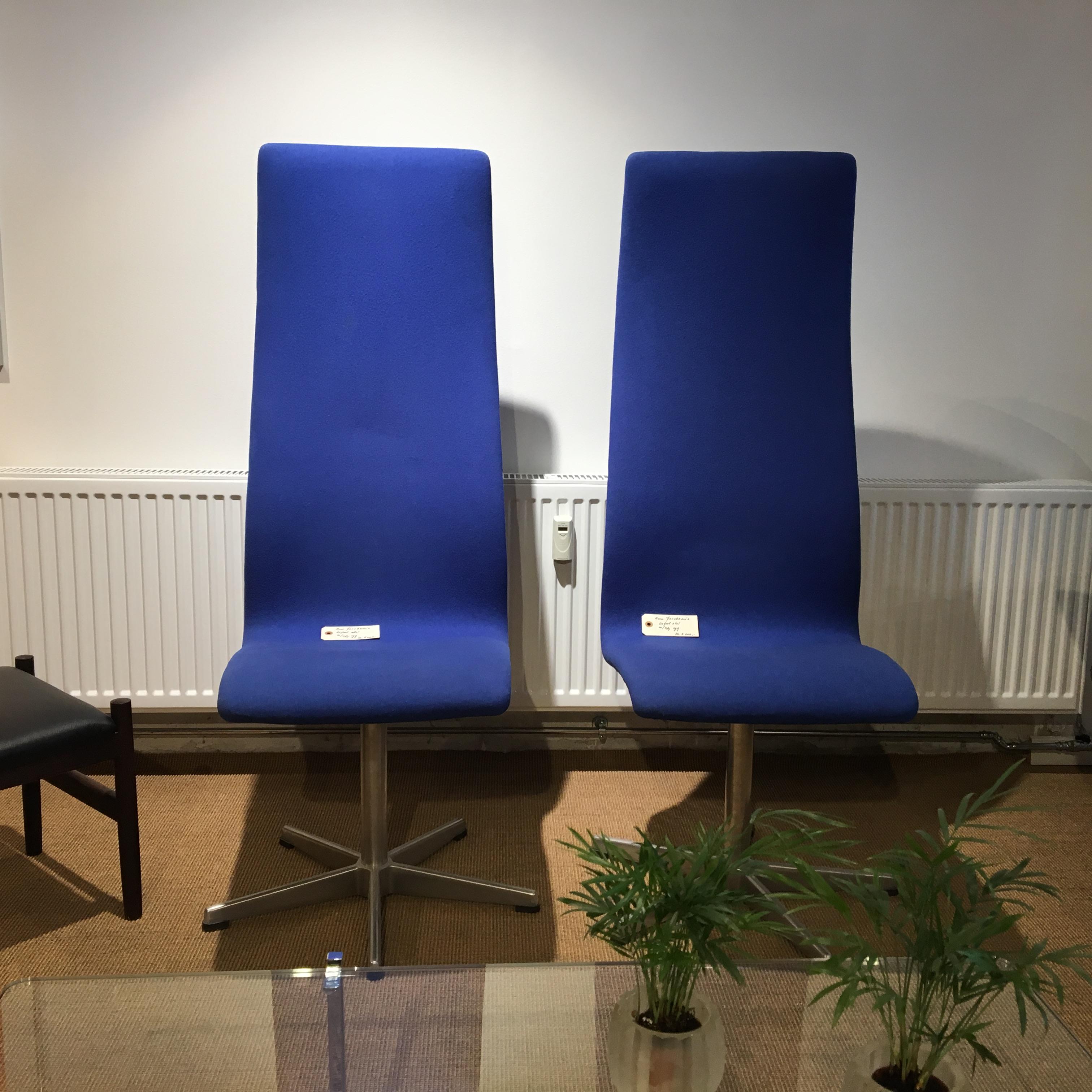 2 pieces Arne Jacobsen Oxford chairs Model 3272 with blue wool fabric from 1987. Used with patination, and a small wear hole on the side each.
Five-pass foot - manufactured by Fritz Hansen 1987.