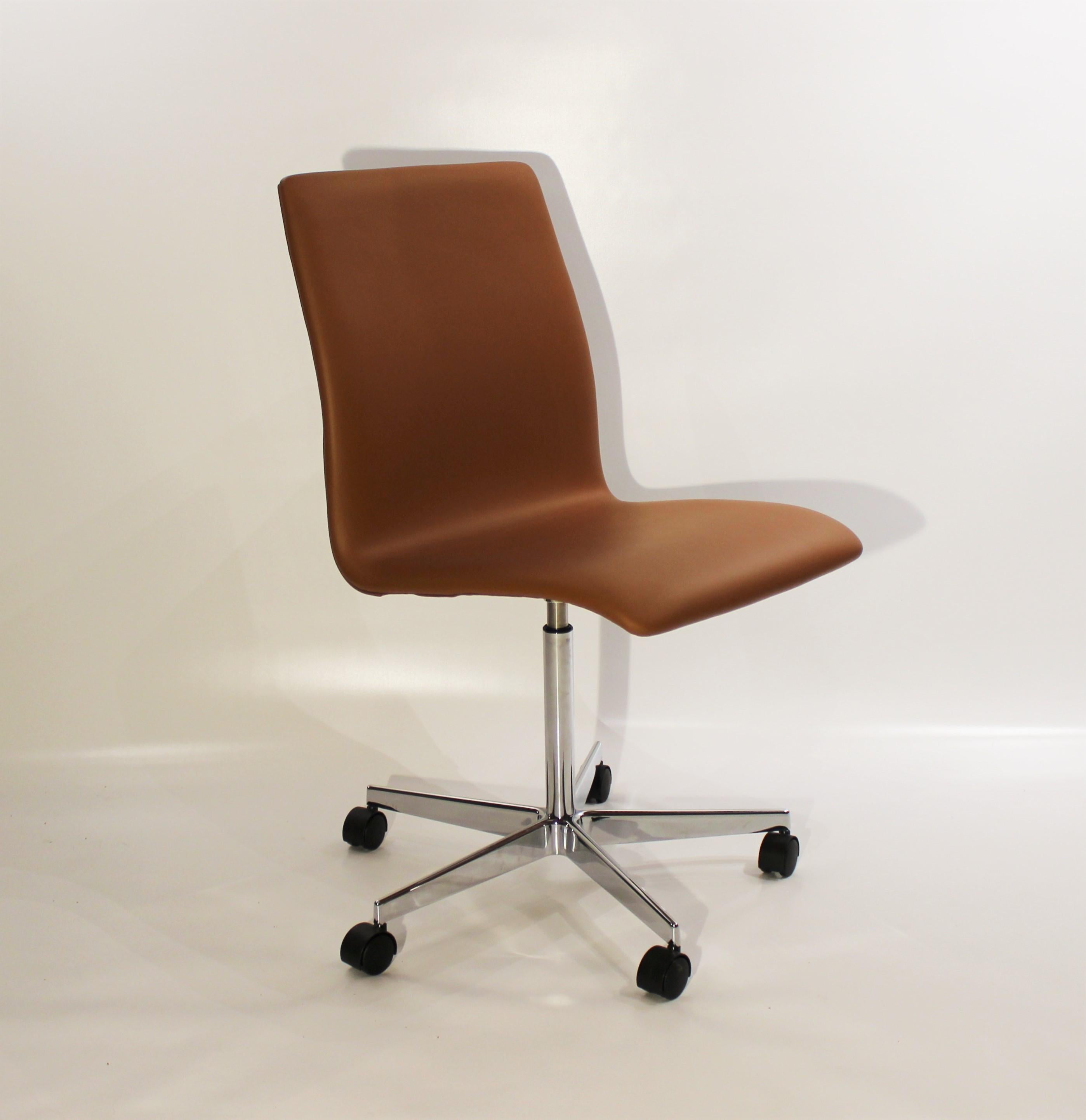 Oxford Classic office chair, model 3171, in cognac colored savanne leather designed by Arne Jacobsen in 1963 and manufactured by Fritz Hansen in the 1990s.