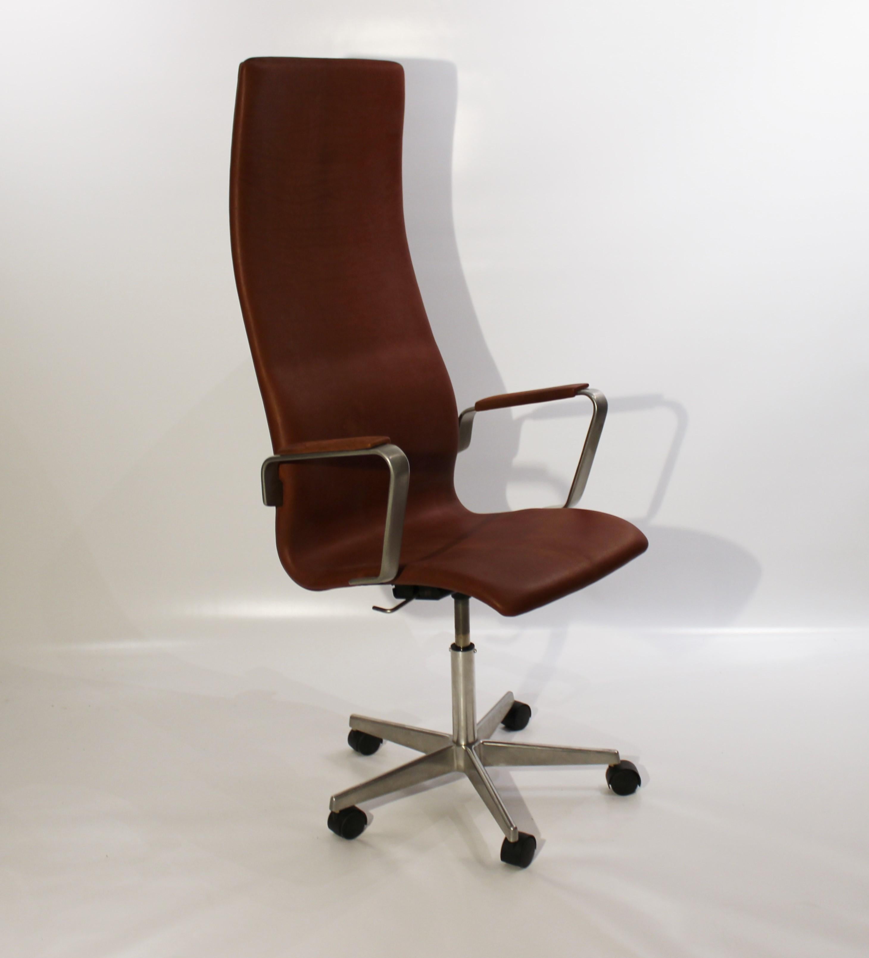 The Oxford classic office chair, model 3292C, in patinated elegance leather. Designed by Arne Jacobsen in 1963 and manufactured by Fritz Hansen in the 1960s. The chair is in great vintage condition and newly upholstered.
