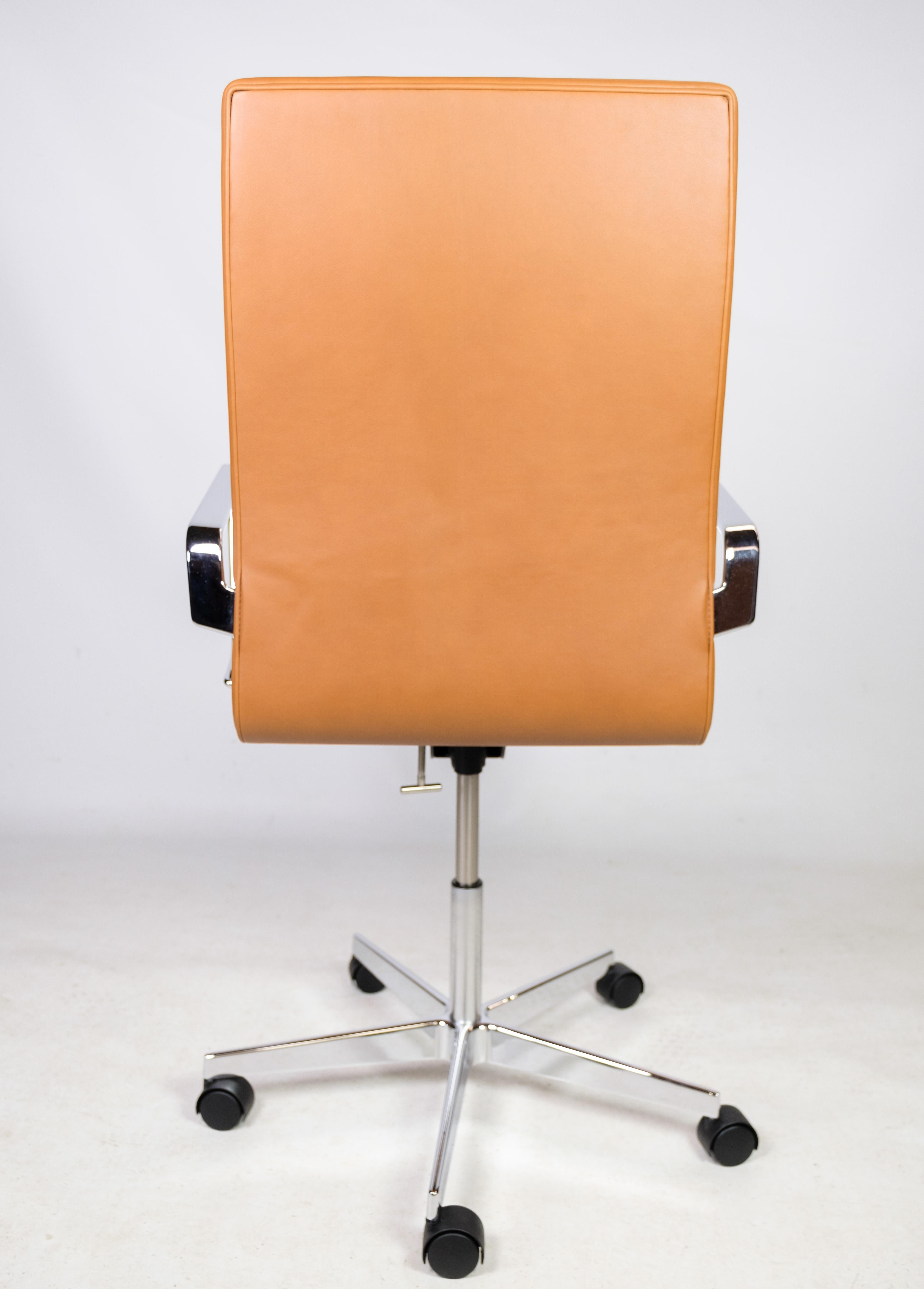 Fauteuil de bureau Design/One Classic, modèle 3293C, avec revêtement en cuir cognac d'origine, conçu par Arne Jacobsen en 1963 et fabriqué par Fritz Hansen. La chaise est en bon état d'usage.
H - 100-113, L - 60 cm, P - 60 cm et SH - 42-55 cm.