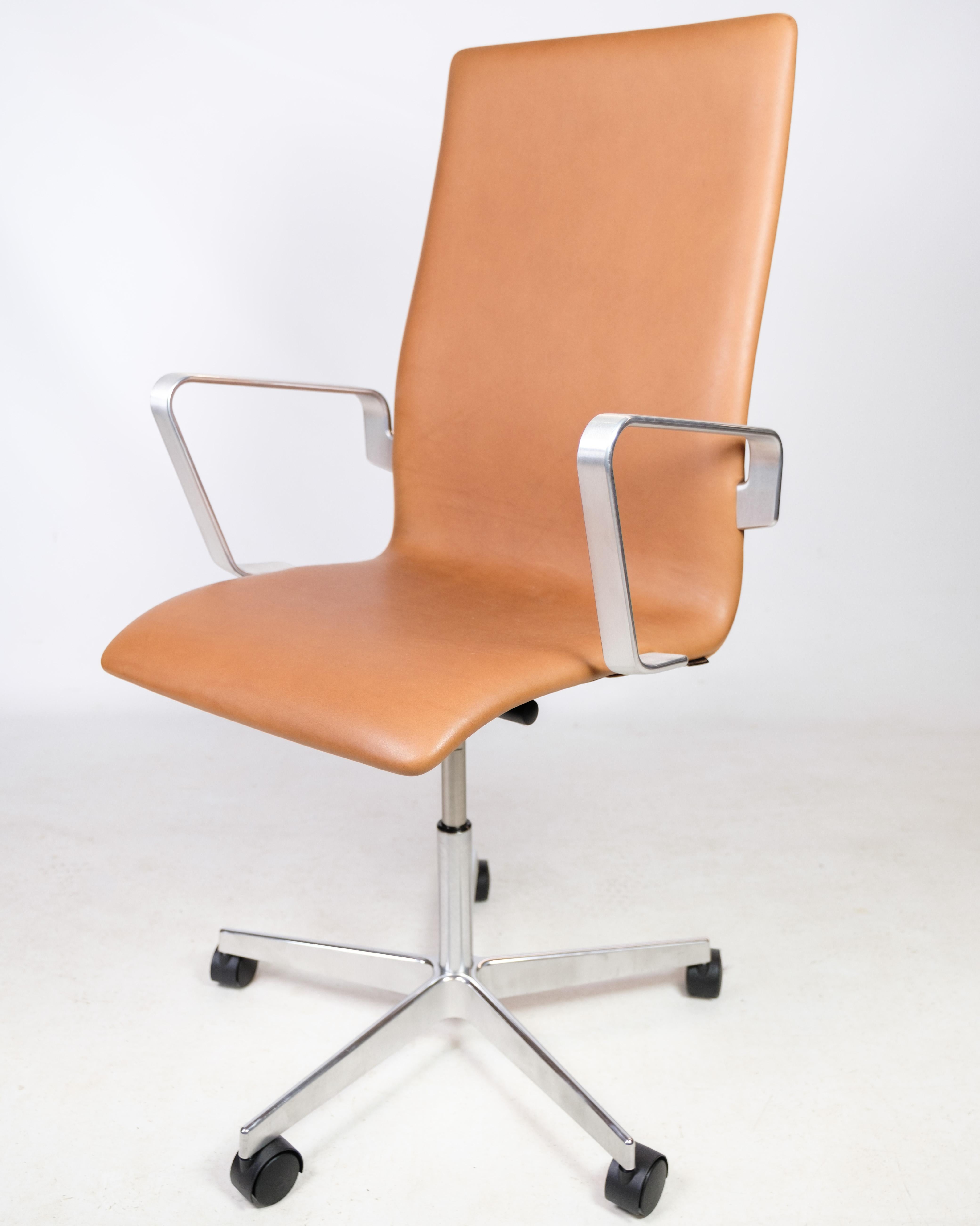 Fauteuil de bureau Design/One Classic, modèle 3293C, avec revêtement en cuir cognac d'origine, conçu par Arne Jacobsen en 1963 et fabriqué par Fritz Hansen. La chaise est en bon état d'usage.
Mesures : H - 100-113, L - 60 cm, P - 60 cm et SH -