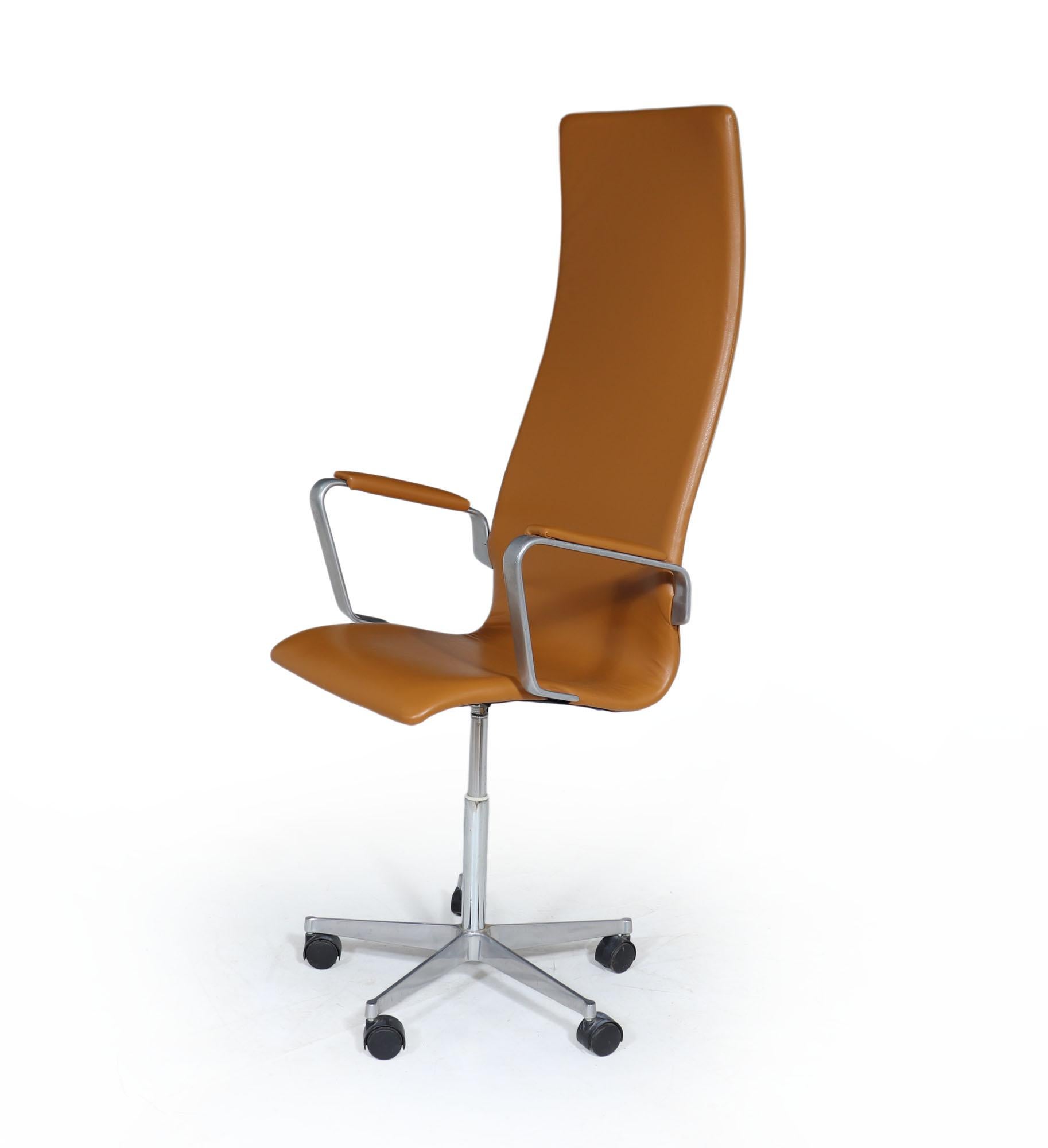 Oxford desk chair - Arne Jacobsen - Fritz Hansen
The ‘Oxford’ desk chair designed by Arne Jacobsen in 1963 and this original version was produced Denmark in 1976 by Fritz Hansen. This is the executive high back model as seen in ‘The Apprentice’