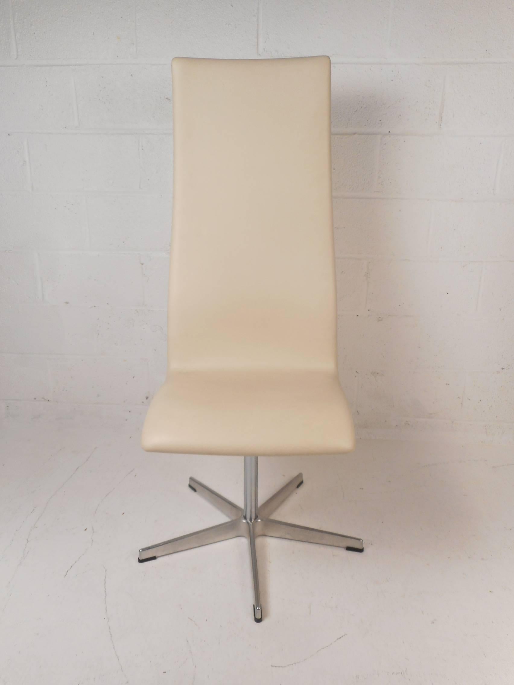This stunning high back slipper chair was originally designed for professors at St. Catherines College in Oxford. A sleek design with a high curvy backrest ensuring maximum comfort. This stylish chair swivels making it perfect as a comfortable desk
