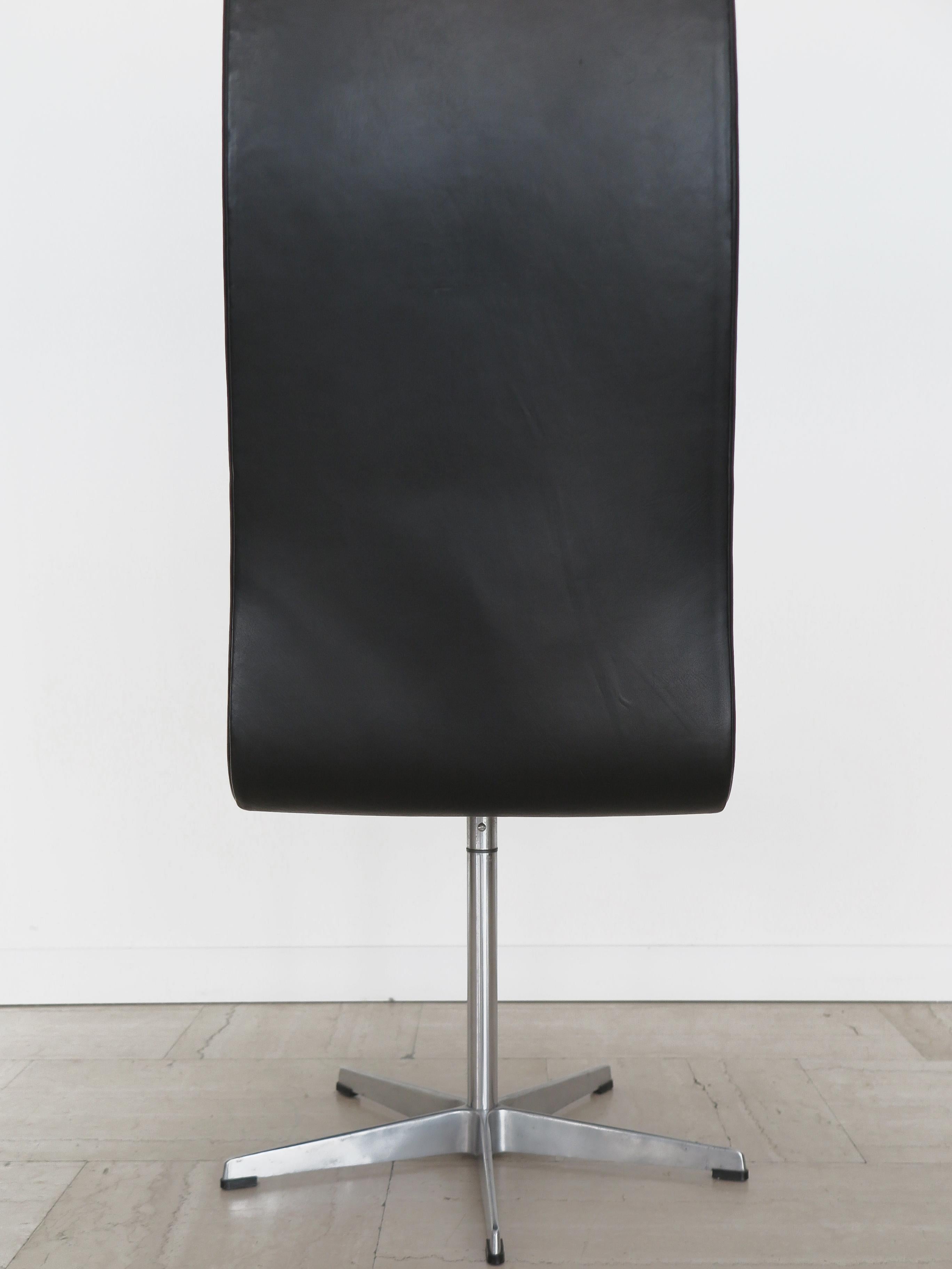 Oxford Midcentury Black Leather Chair by Arne Jacobsen for Fritz Hansen, 1960s For Sale 3