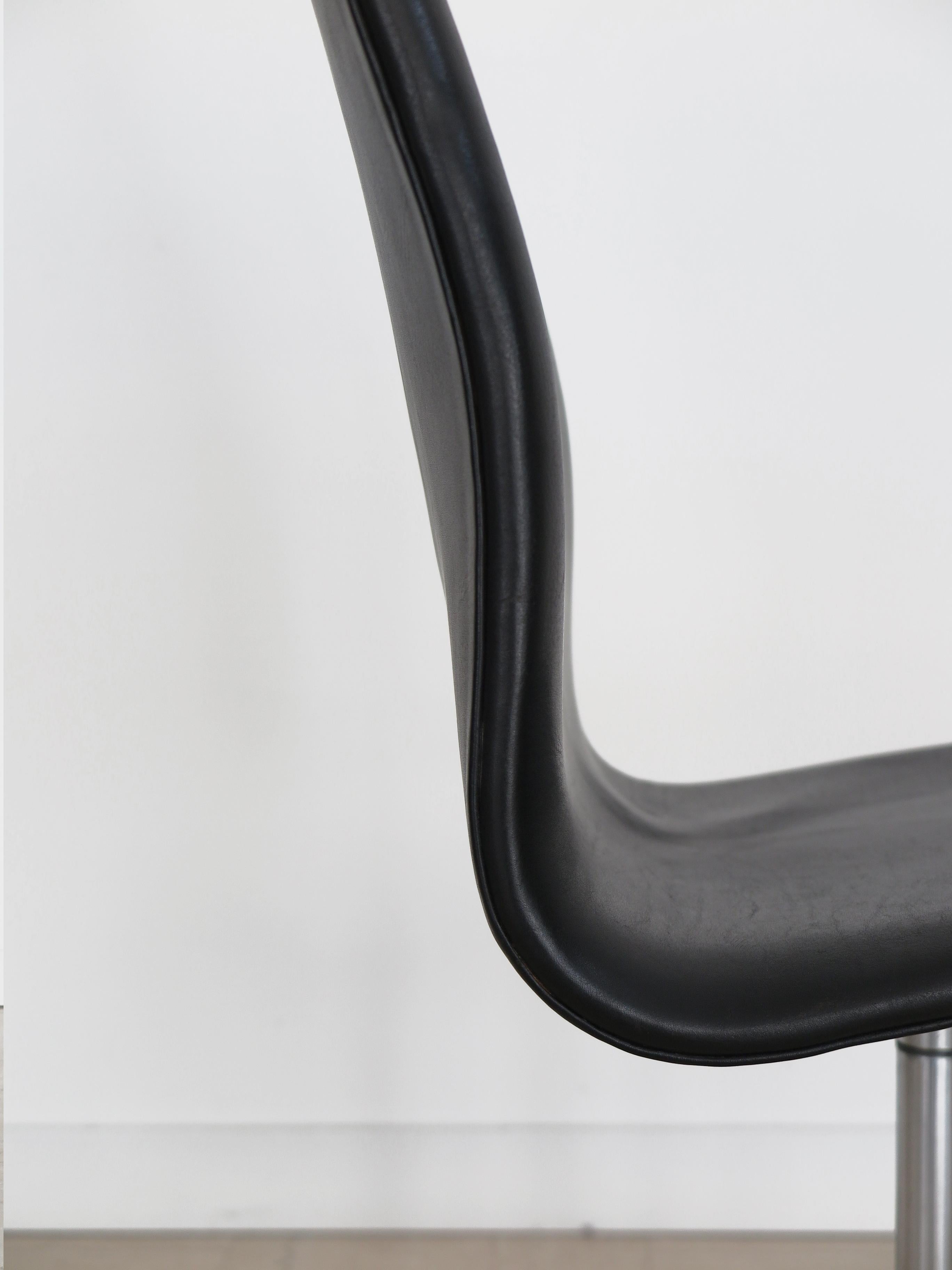 Oxford Midcentury Black Leather Chair by Arne Jacobsen for Fritz Hansen, 1960s For Sale 4