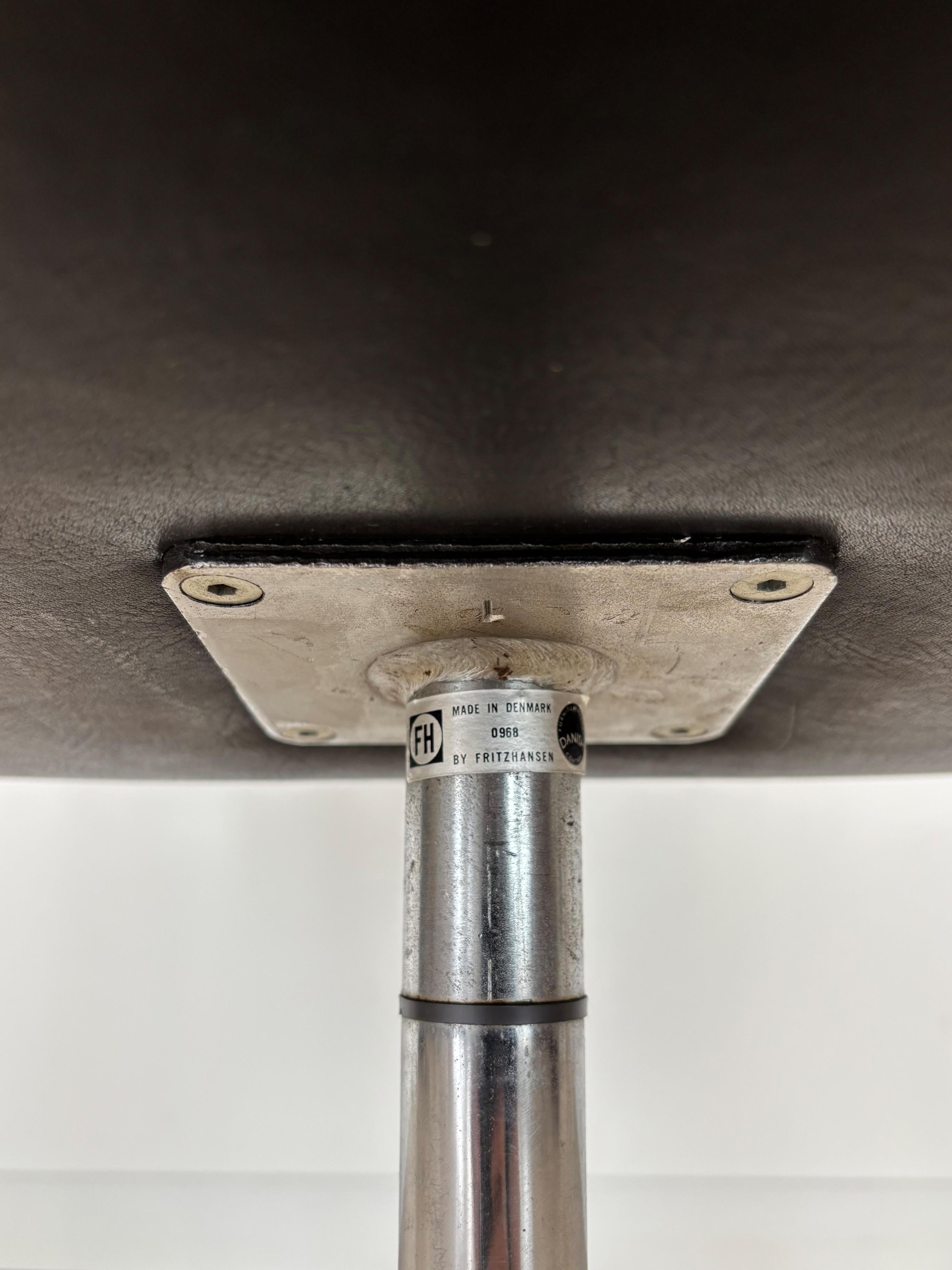 Oxford Midcentury Black Leather Chair by Arne Jacobsen for Fritz Hansen, 1960s For Sale 7