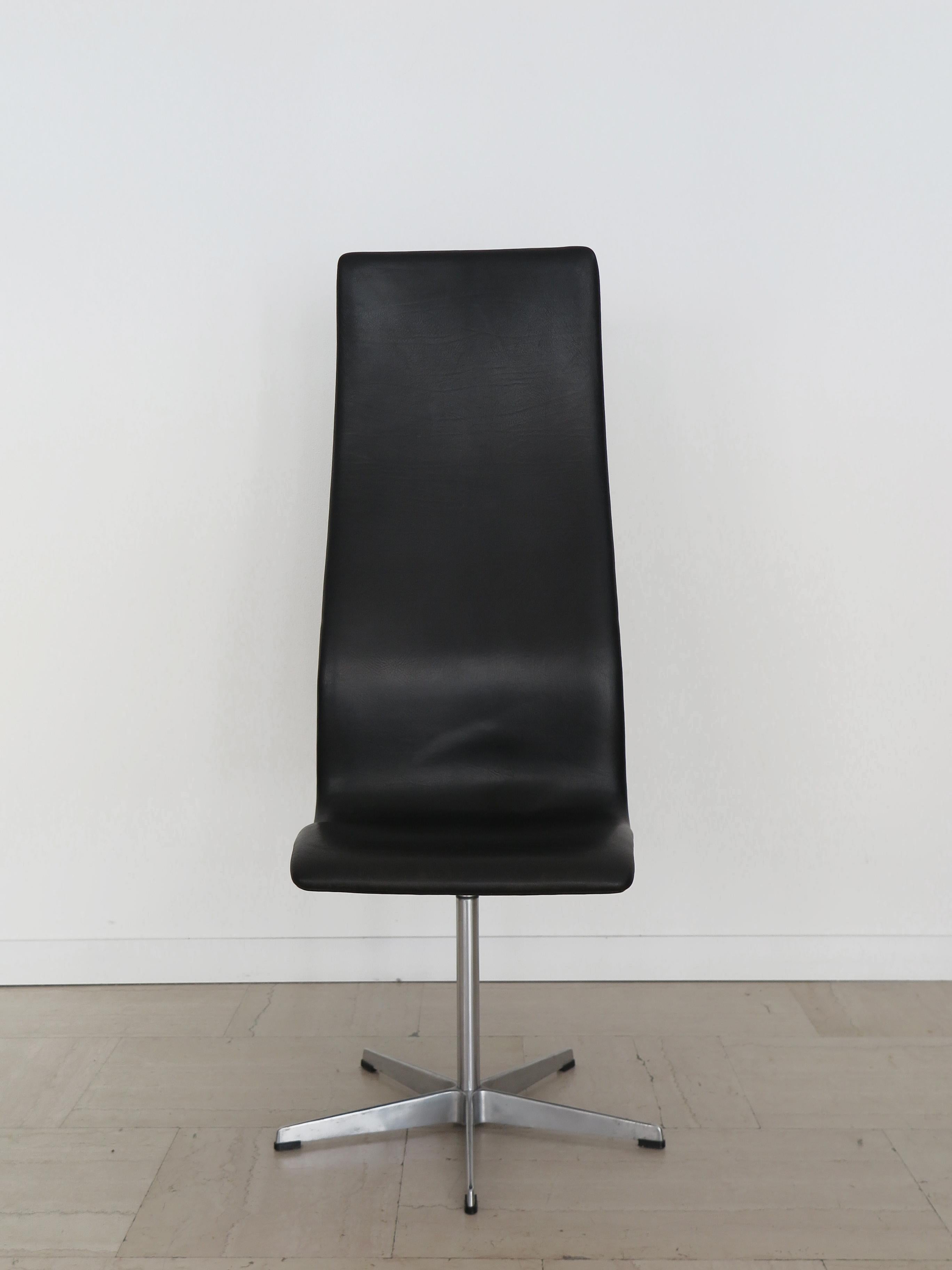 Scandinavian midcentury modern design swivel “Oxford” office desk chair designed by Arne Jacobsen and produced by Fritz Hansen with black leather upholstery and metal foot, manufacturer’s adhesive label, 1960s

Please note that the item is original