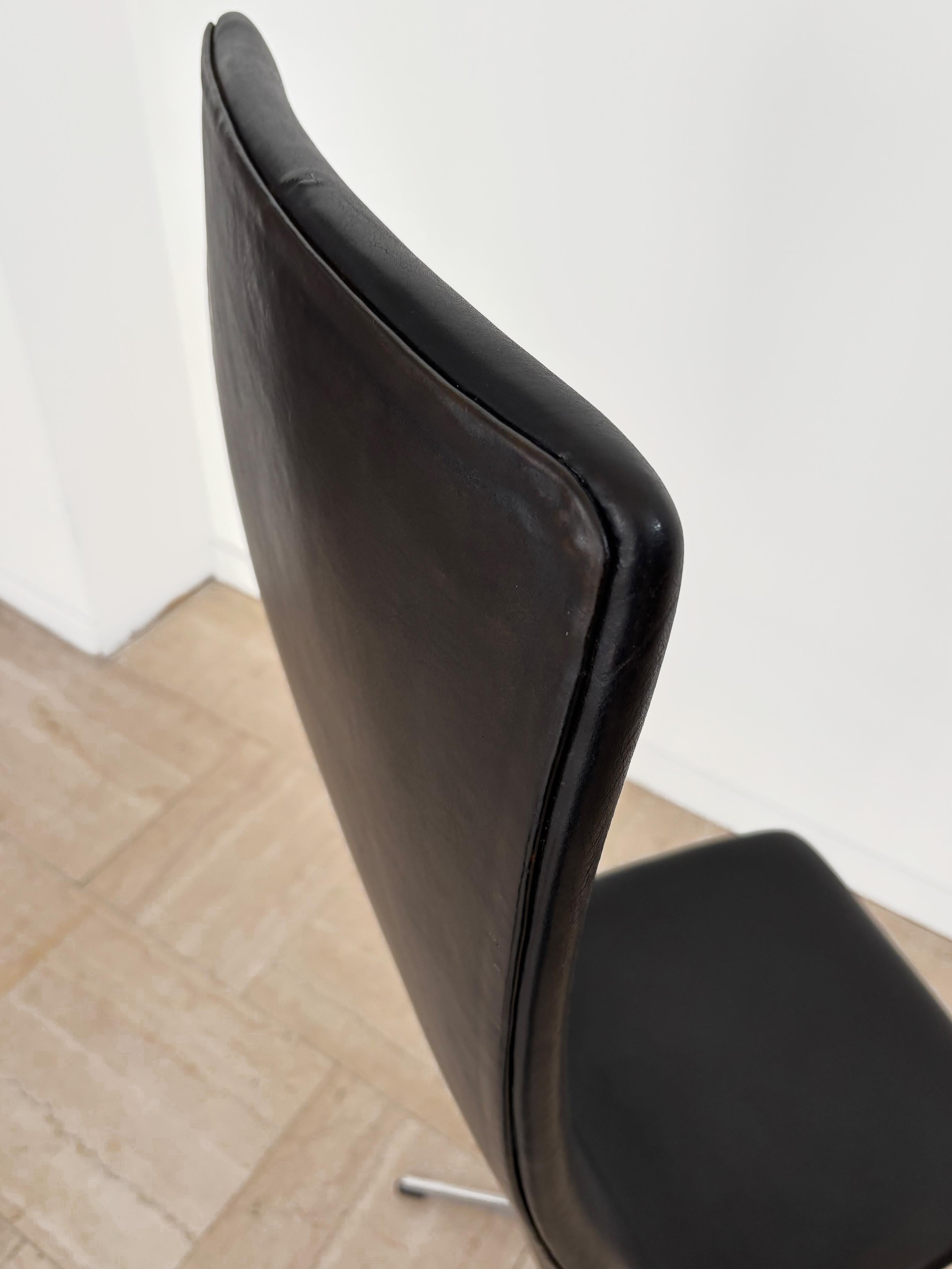 Oxford Midcentury Black Leather Chair by Arne Jacobsen for Fritz Hansen, 1960s In Good Condition For Sale In Reggio Emilia, IT