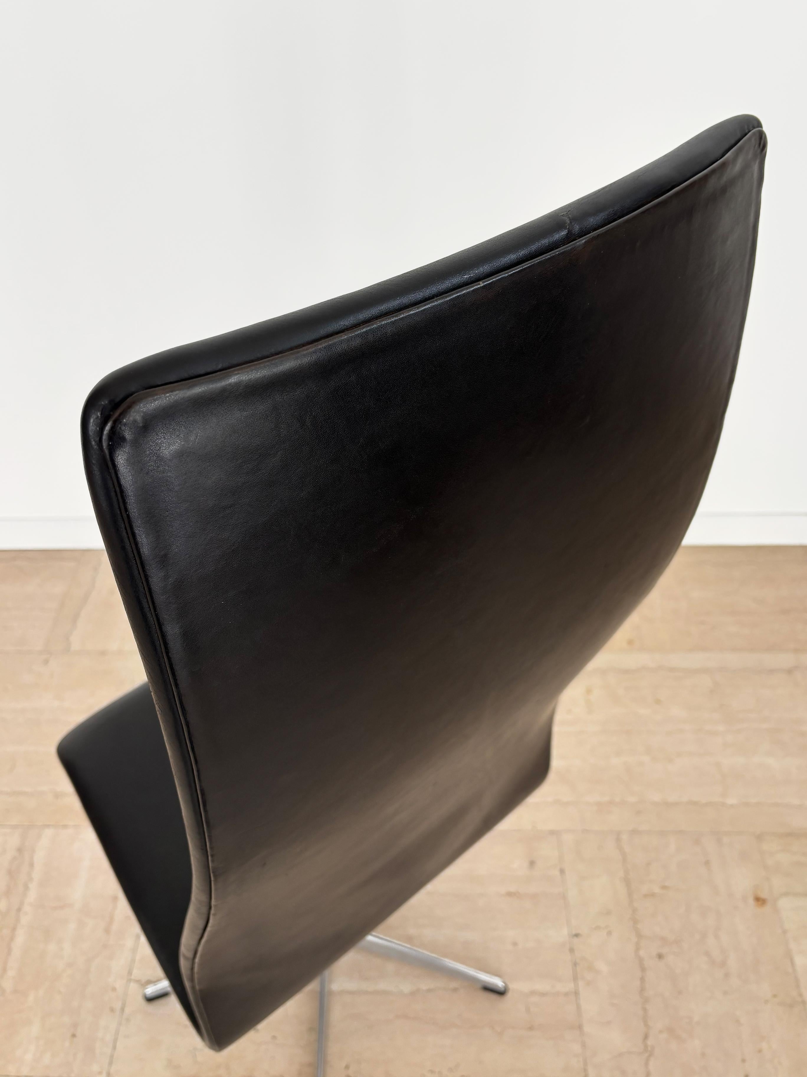 Metal Oxford Midcentury Black Leather Chair by Arne Jacobsen for Fritz Hansen, 1960s For Sale