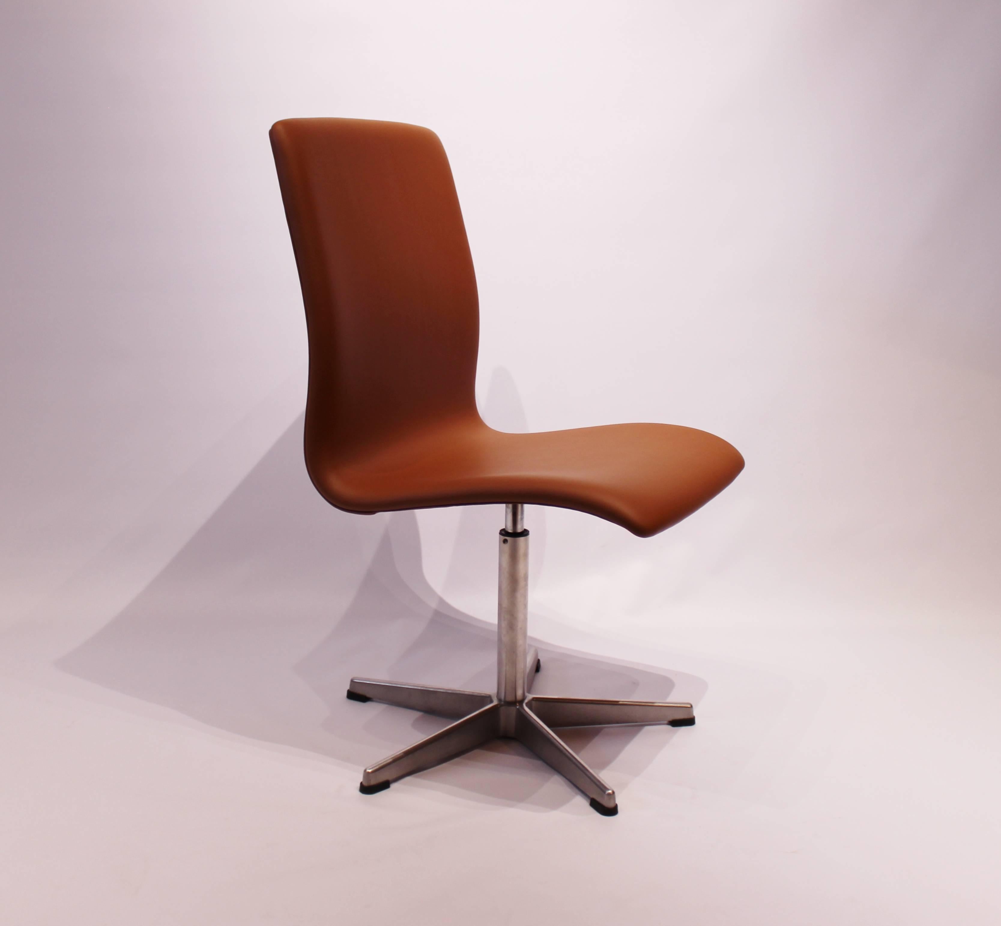 Oxford Classic office chair, model 3171, in cognac colored leather designed by Arne Jacobsen in 1963 and manufactured by Fritz Hansen in 1989. The chair is with original upholstery.