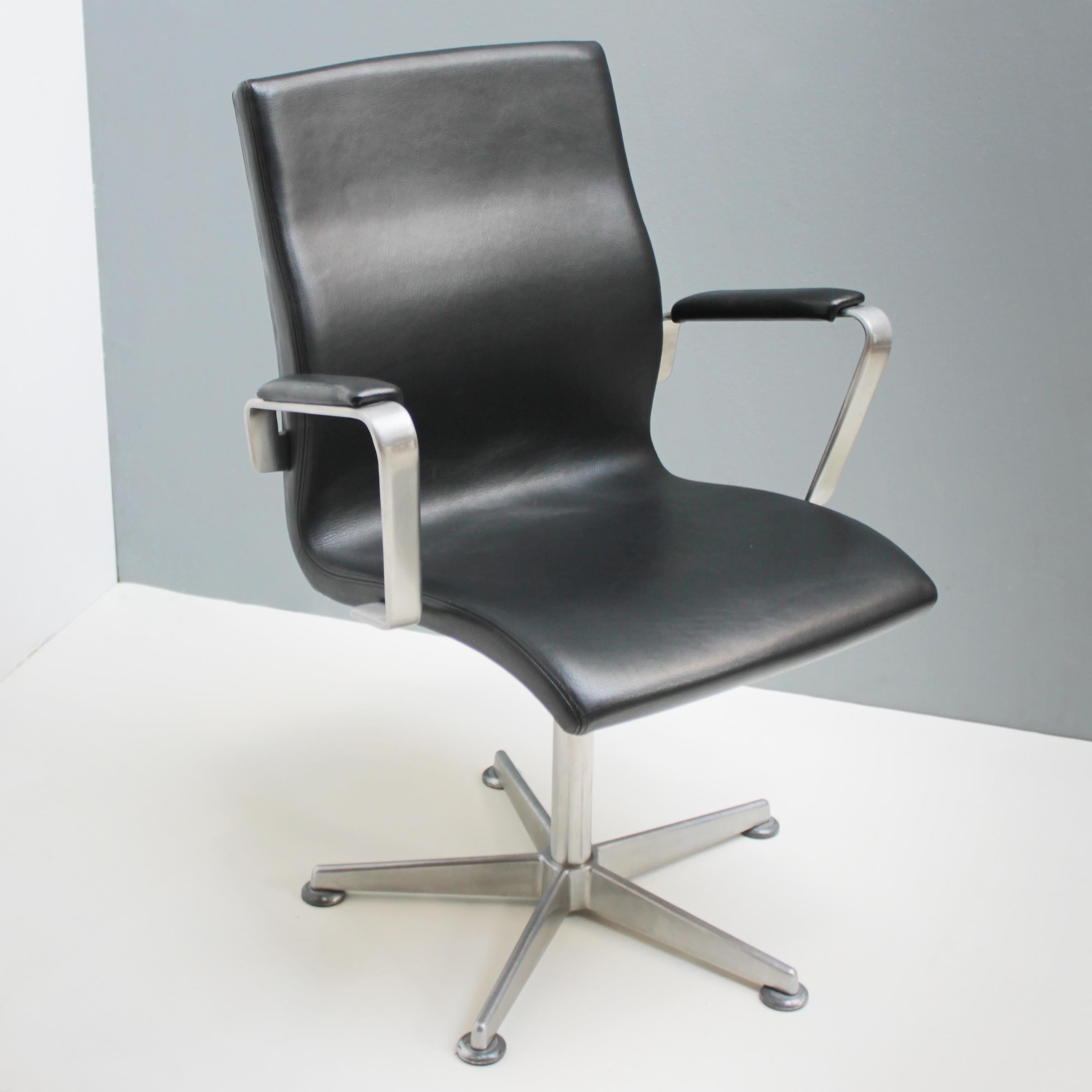 Oxford chair by Arne Jacobsen for Fritz Hansen model 3271. Low back in black leather with arm rests. Swiveling aluminium five star base with glides. Marked Fritz Hansen, 1994. Nice original version with the flat side.
Dimensions: height 35.4 in.