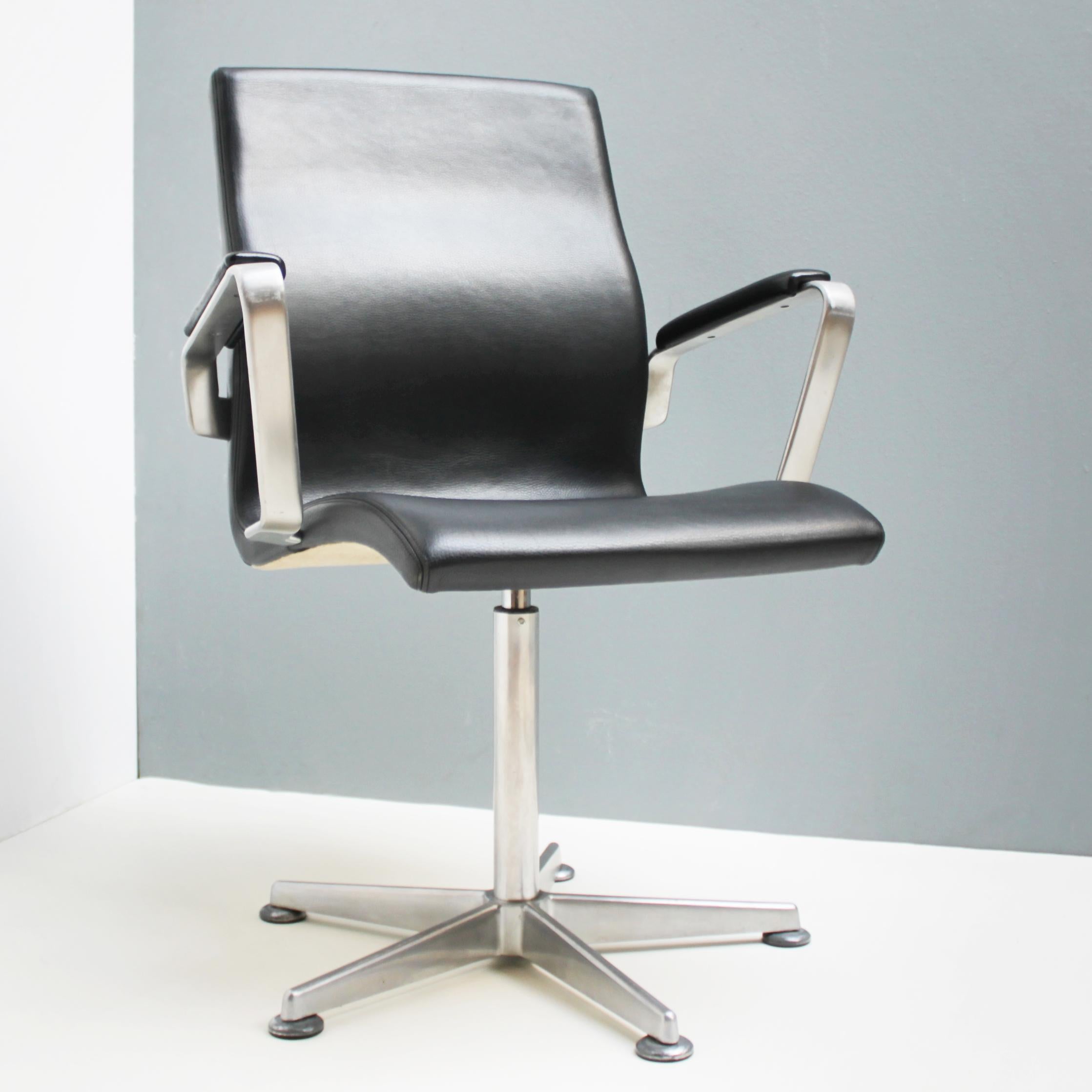 Mid-Century Modern Oxford Swivel Chair by Arne Jacobsen for Fritz Hansen