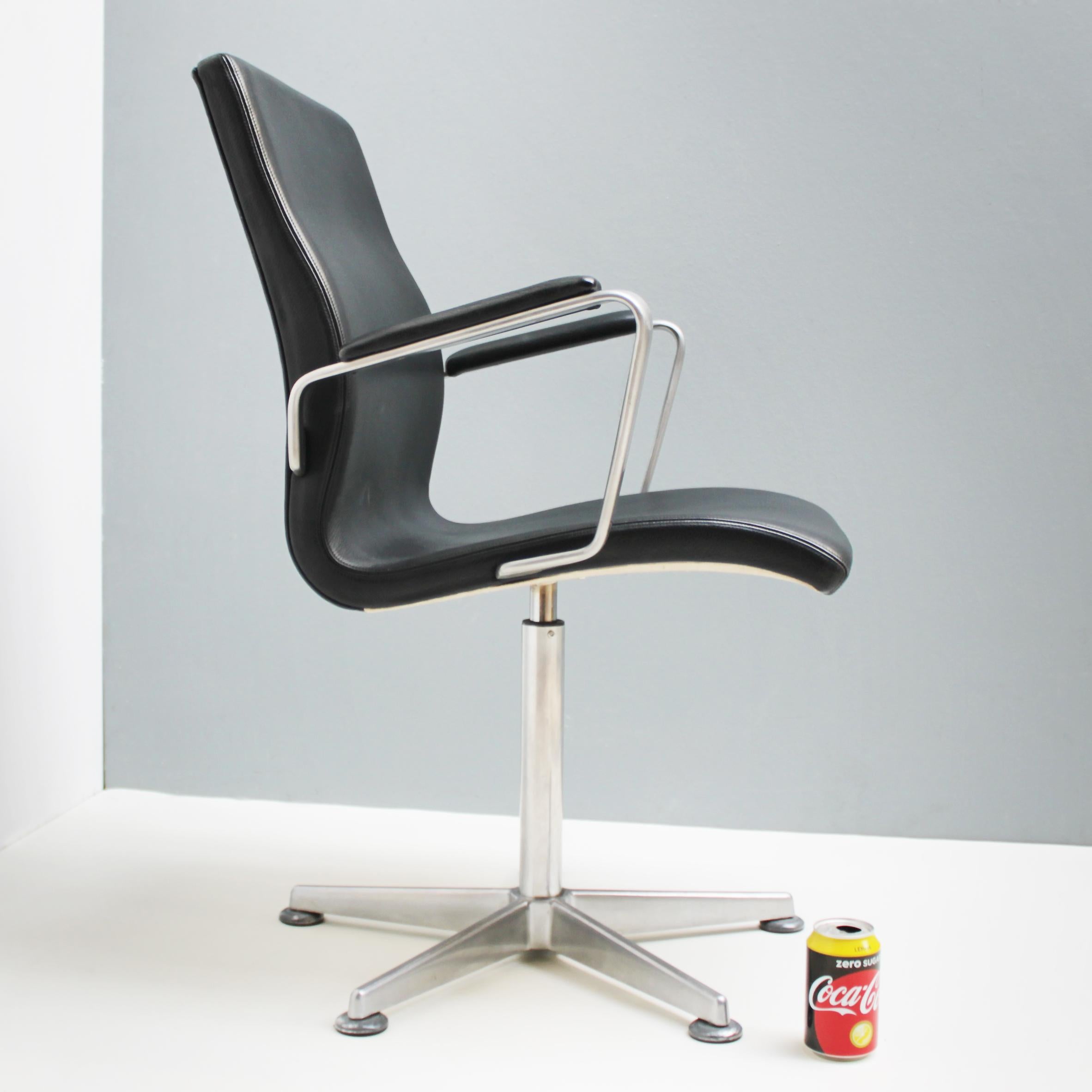 Danish Oxford Swivel Chair by Arne Jacobsen for Fritz Hansen