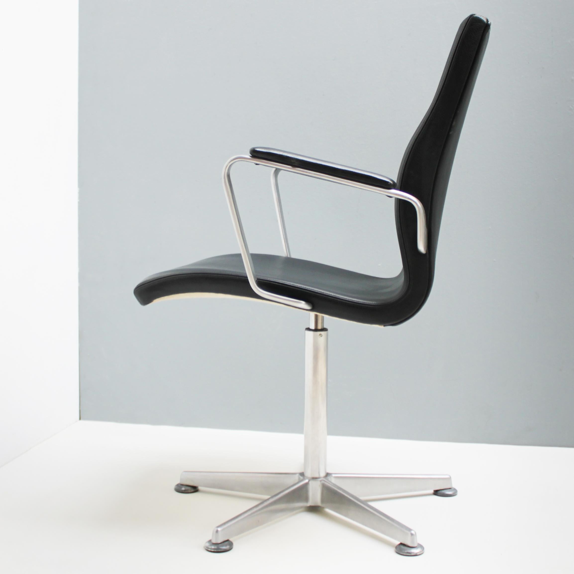 Oxford Swivel Chair by Arne Jacobsen for Fritz Hansen In Good Condition In JM Haarlem, NL