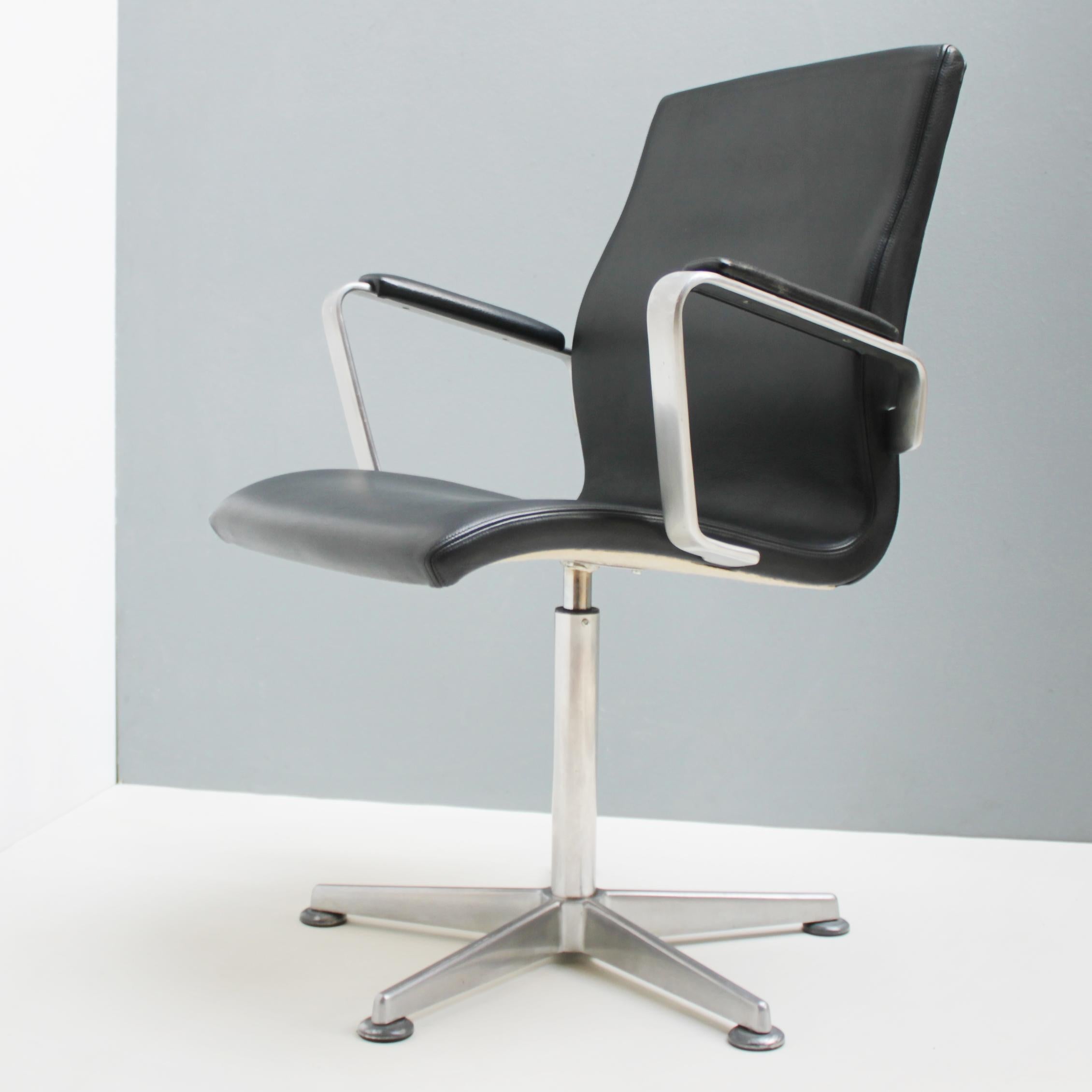 Mid-20th Century Oxford Swivel Chair by Arne Jacobsen for Fritz Hansen