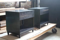 Table de nuit en acier noirci et noyer avec système Bocci 22 intégré