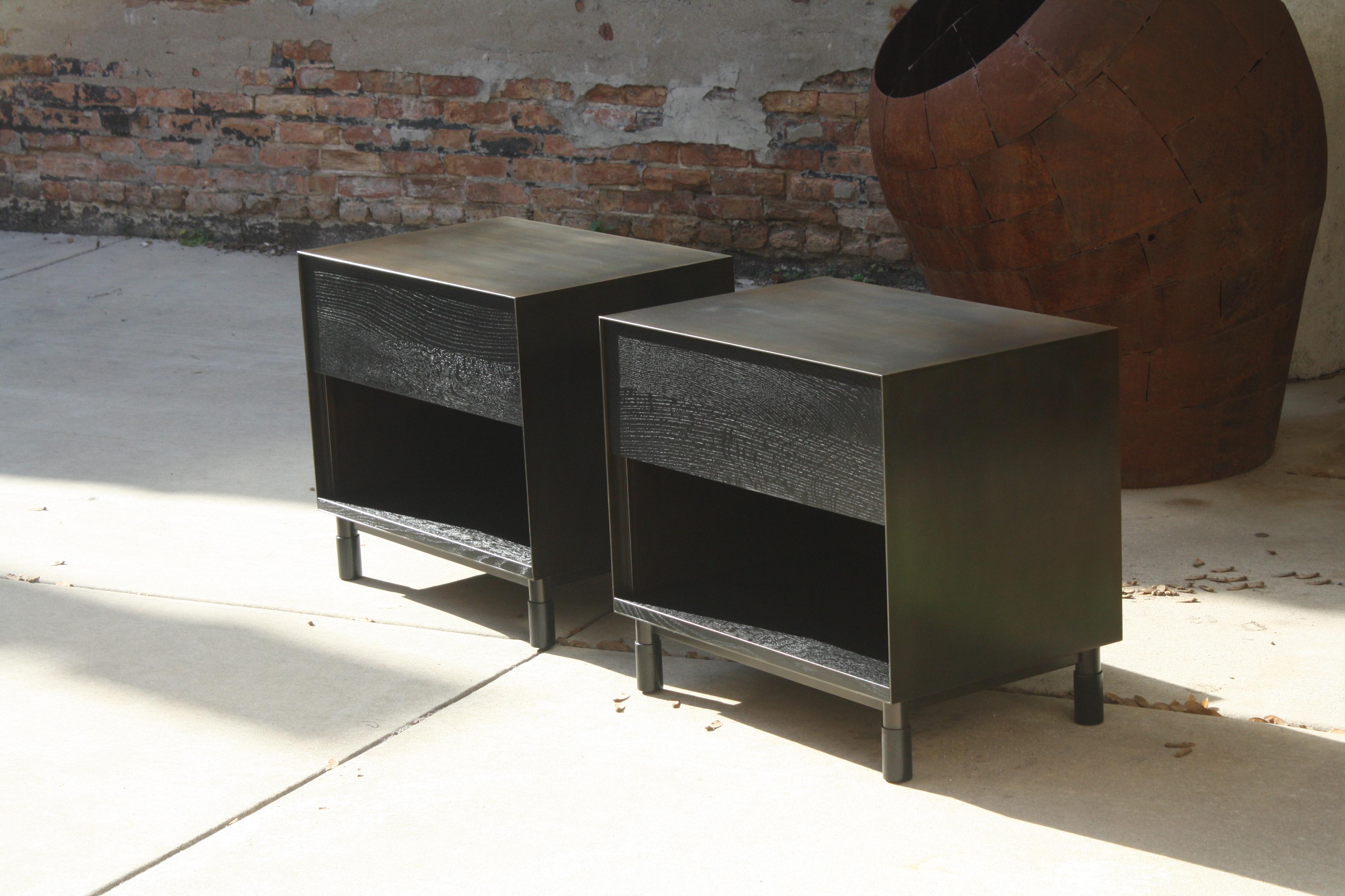 Mueble auxiliar de óxido hecho a mano por Laylo Studio en nogal y acero con zócalo en venta 5