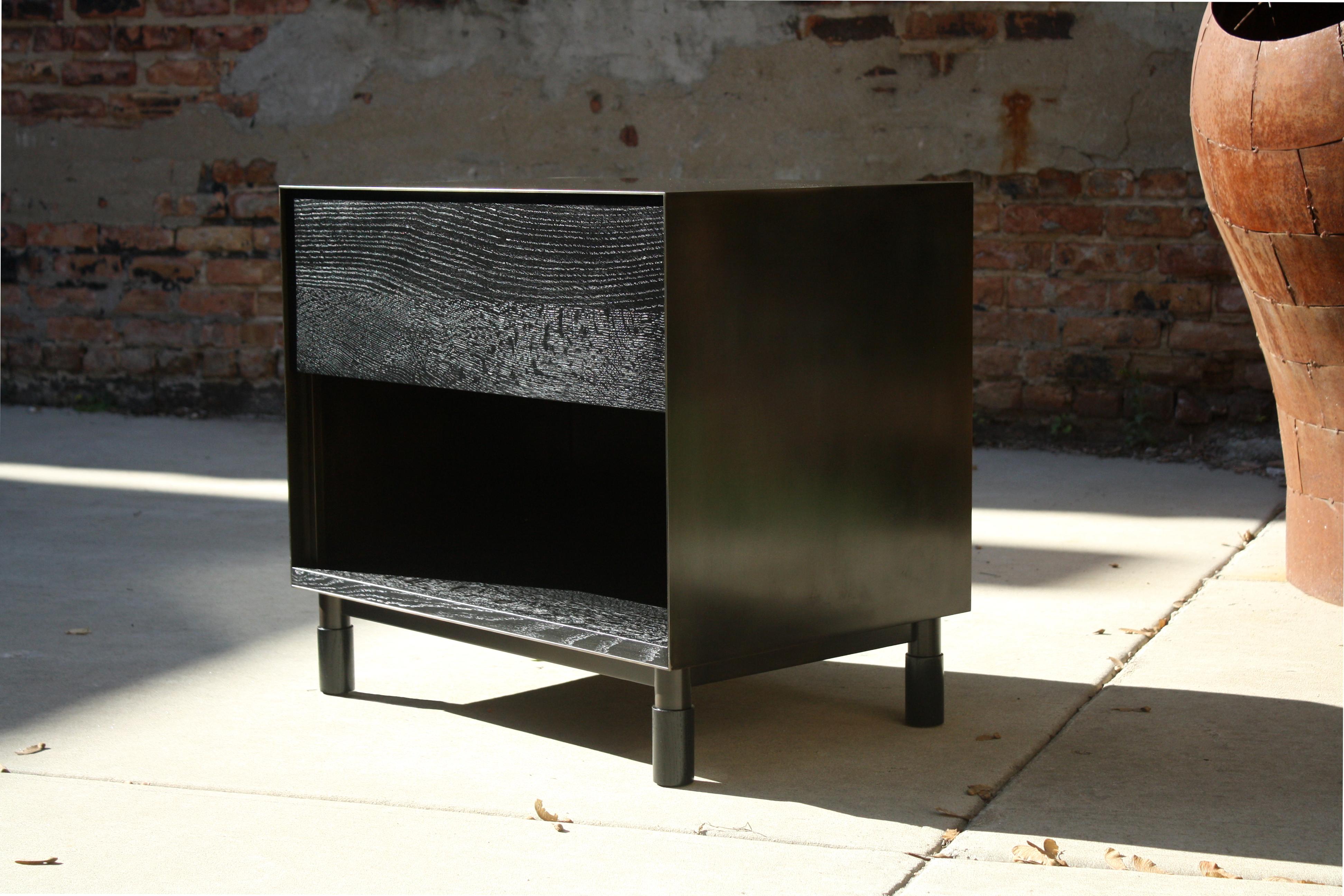 Mueble auxiliar de óxido hecho a mano por Laylo Studio en nogal y acero con zócalo en venta 6
