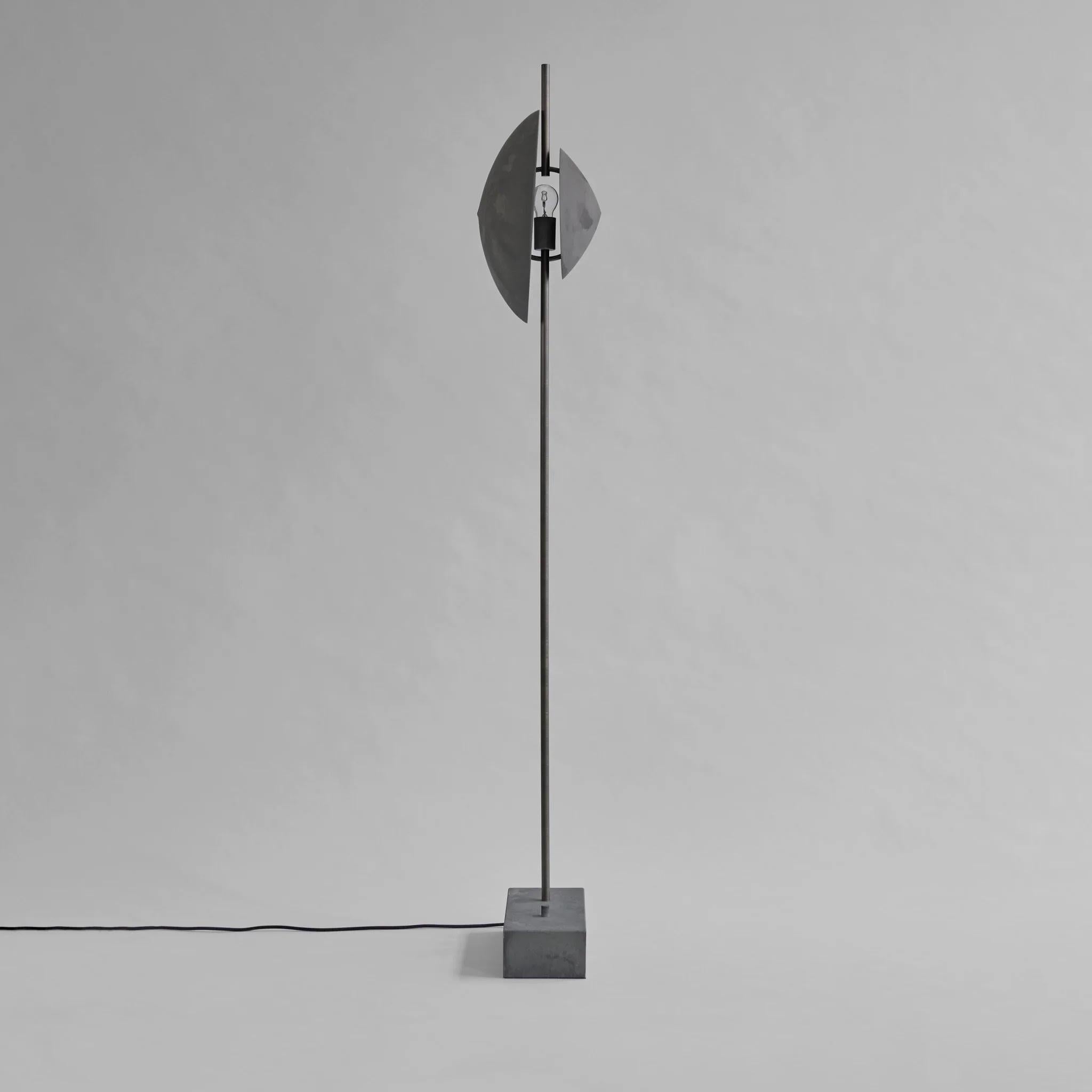 Lampadaire en métal oxydé et patiné, une œuvre d'art contemporaine.

Œuvre d'art en soi, ce lampadaire contemporain est une source de lumière unique qui laisse l'esprit vagabonder vers des planètes, des éclipses et des détails architecturaux