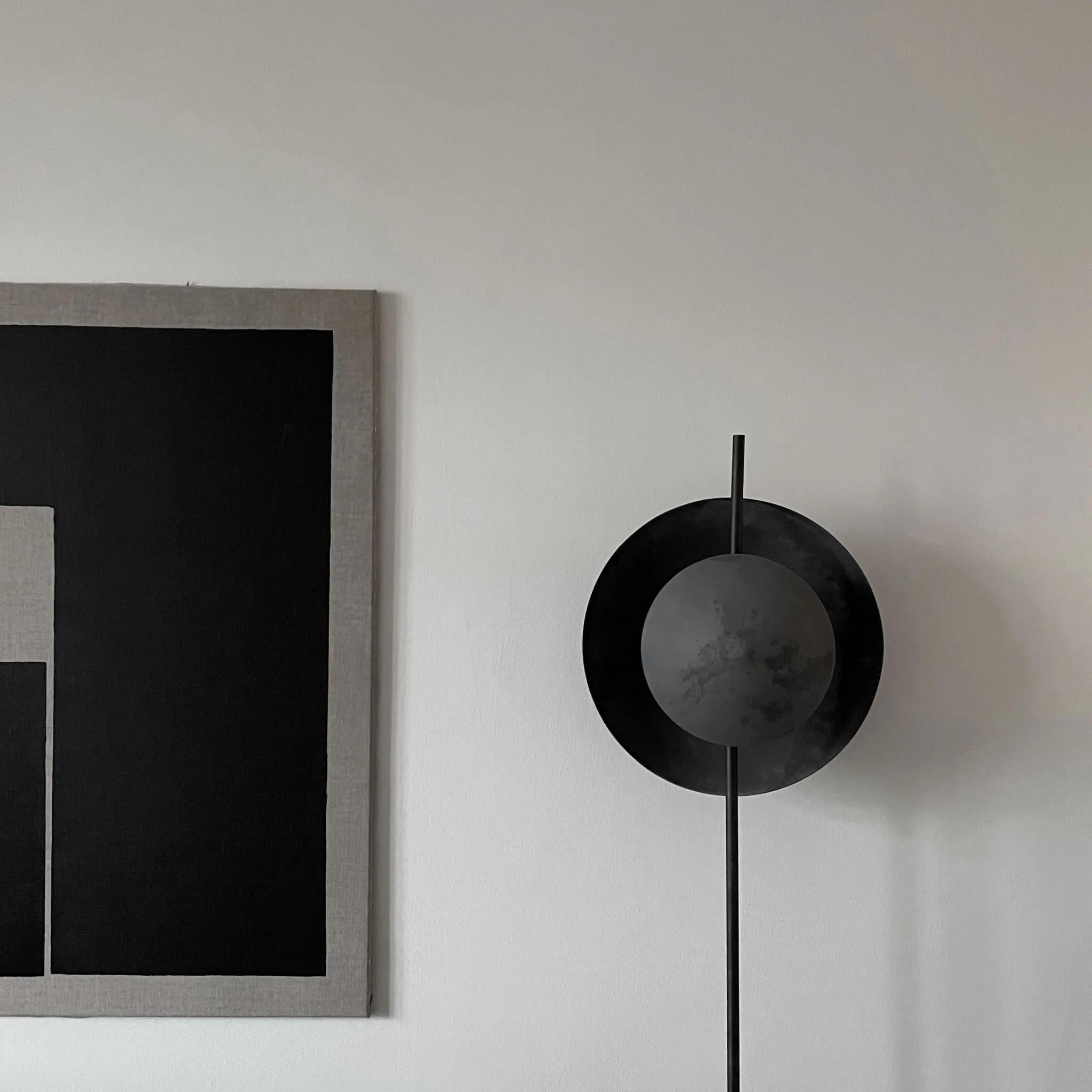 Français Lampadaire en métal oxydé et patiné, une œuvre d'art contemporaine. en vente