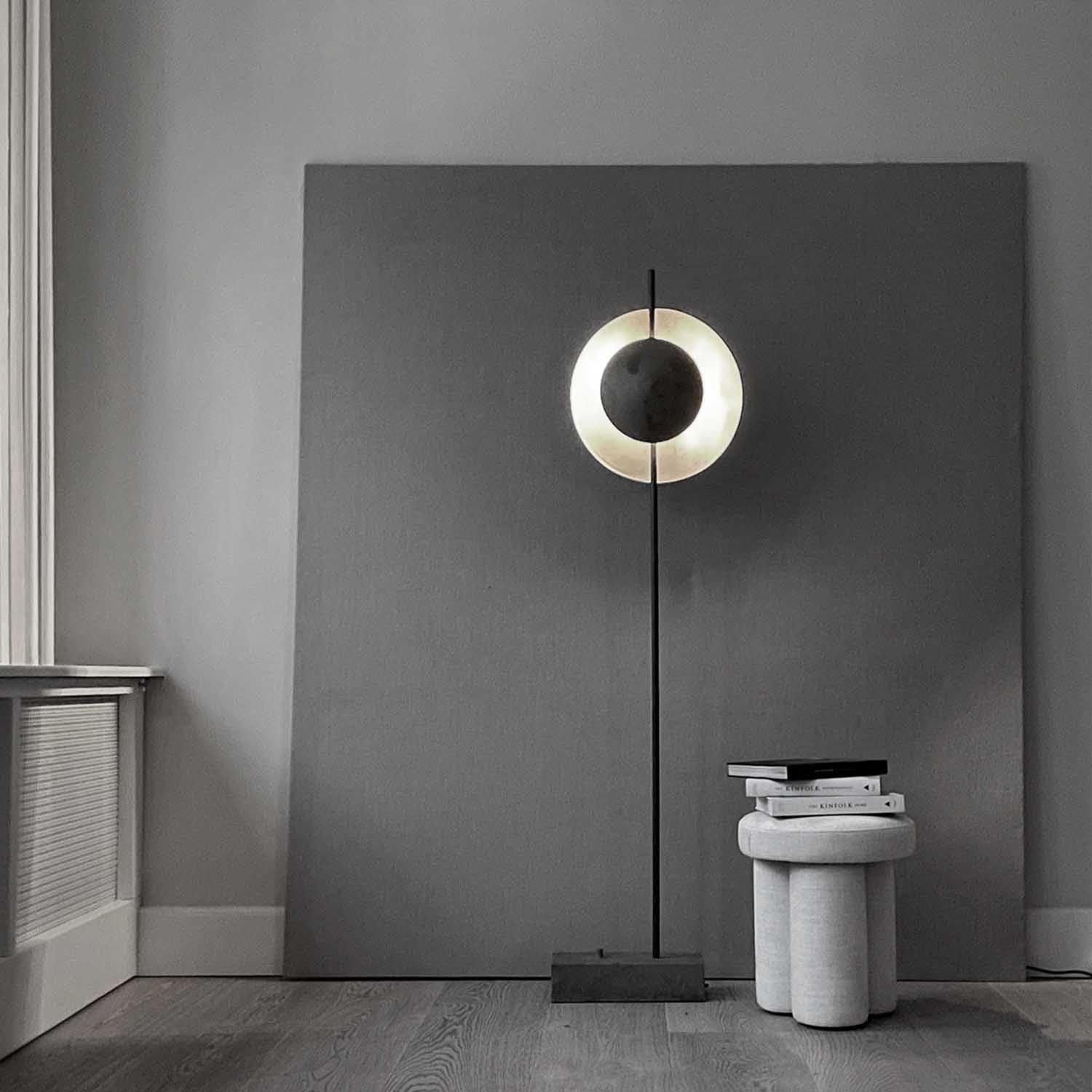 Aluminium Lampadaire en métal oxydé et patiné, une œuvre d'art contemporaine. en vente