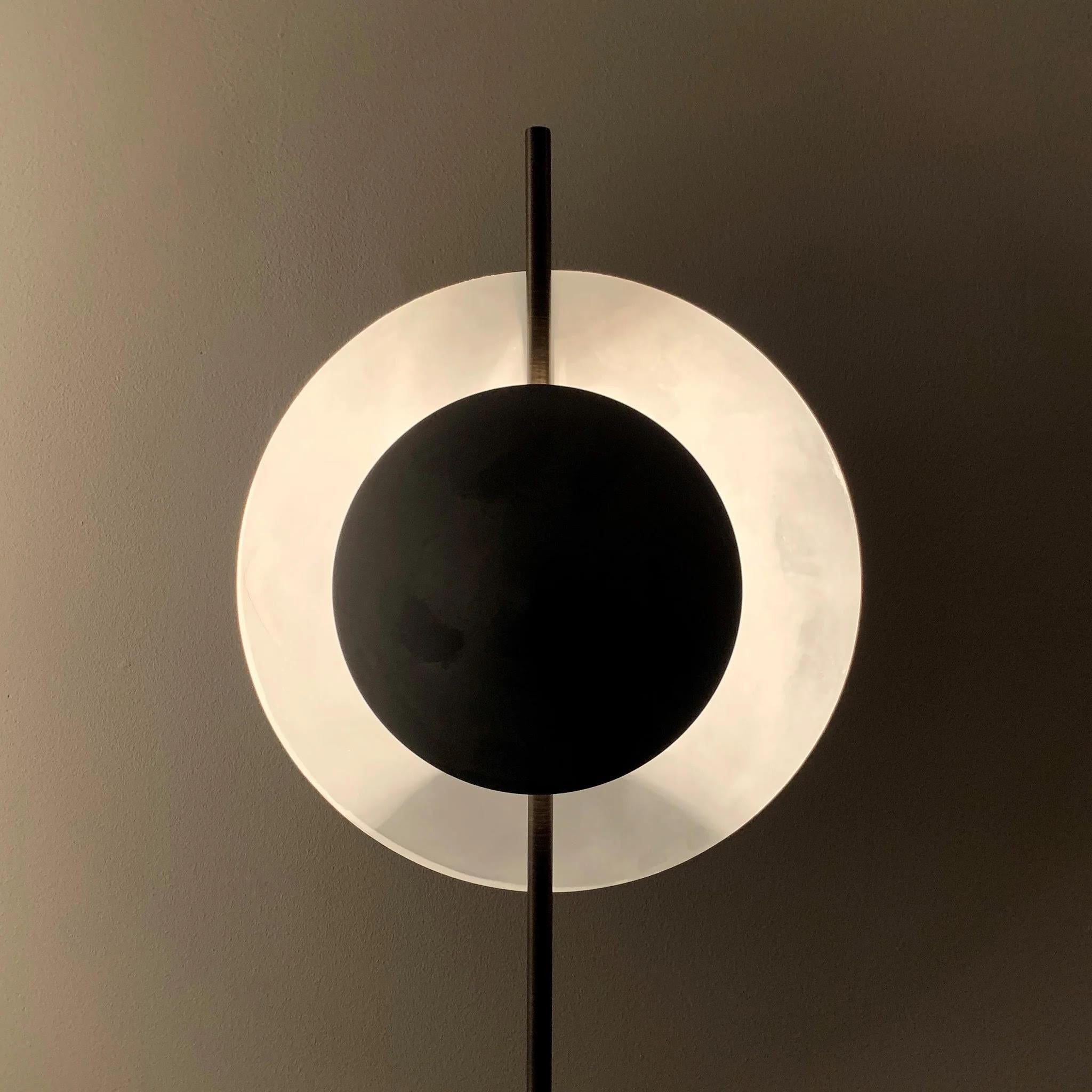 Lampadaire en métal oxydé et patiné, une œuvre d'art contemporaine. en vente 1