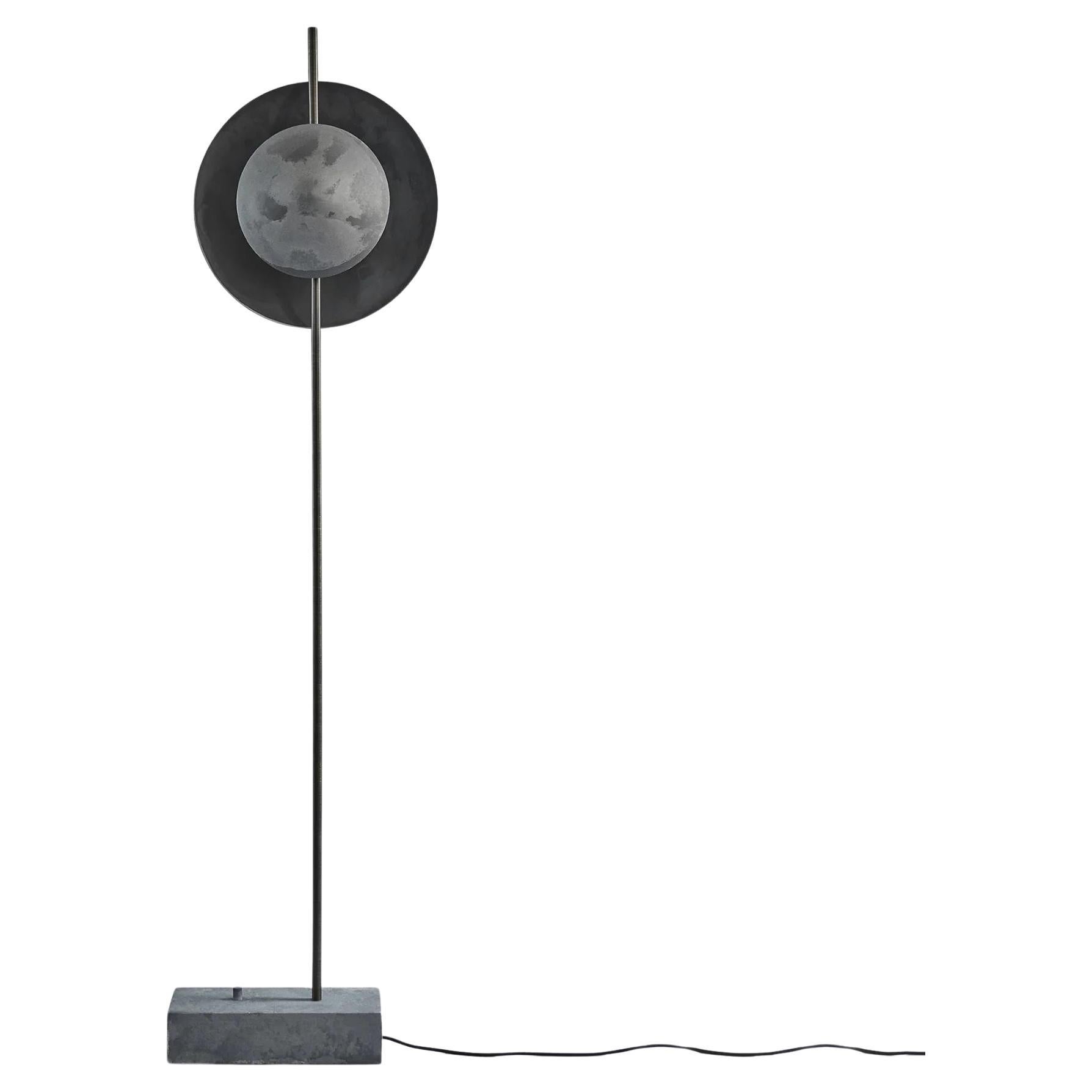 Lampadaire en métal oxydé et patiné, une œuvre d'art contemporaine. en vente
