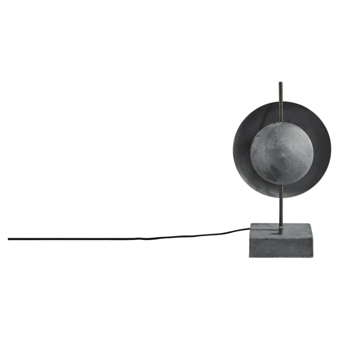 Lampada da tavolo in metallo ossidato, opera contemporanea.