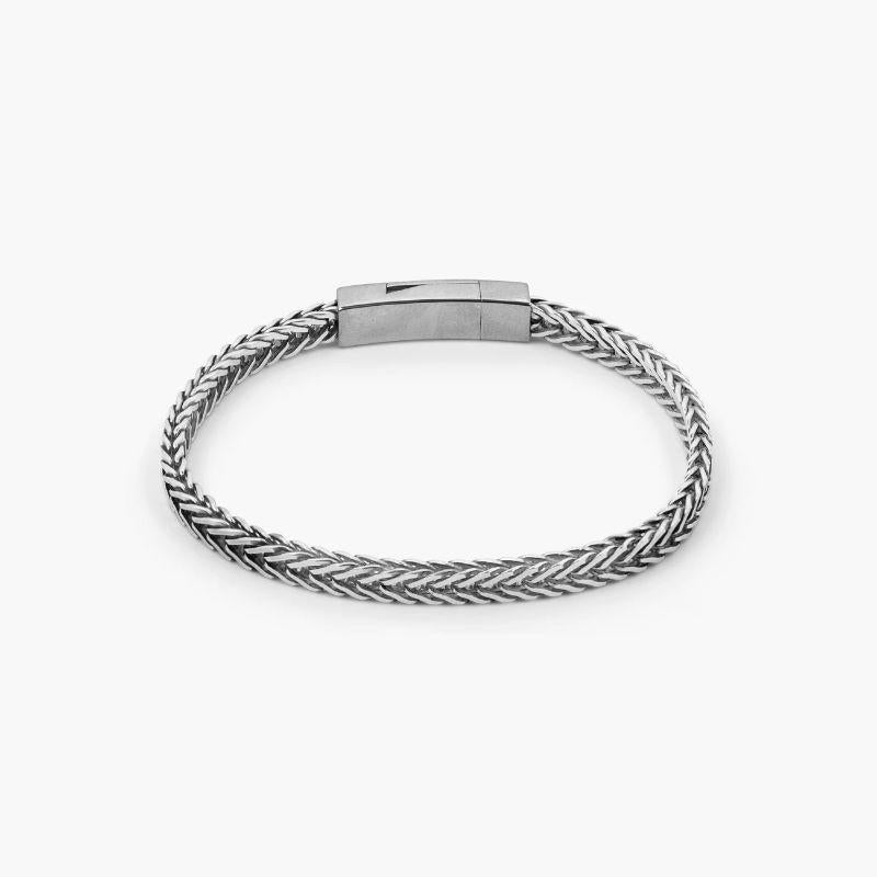 Bracelet Coda Di Volpe en argent sterling oxydé, taille L

Ce bracelet en chaîne audacieux est composé d'une seule chaîne formée à l'aide d'un motif à chevrons. Fini avec un simple fermoir à glissière en argent sterling oxydé et produit dans notre