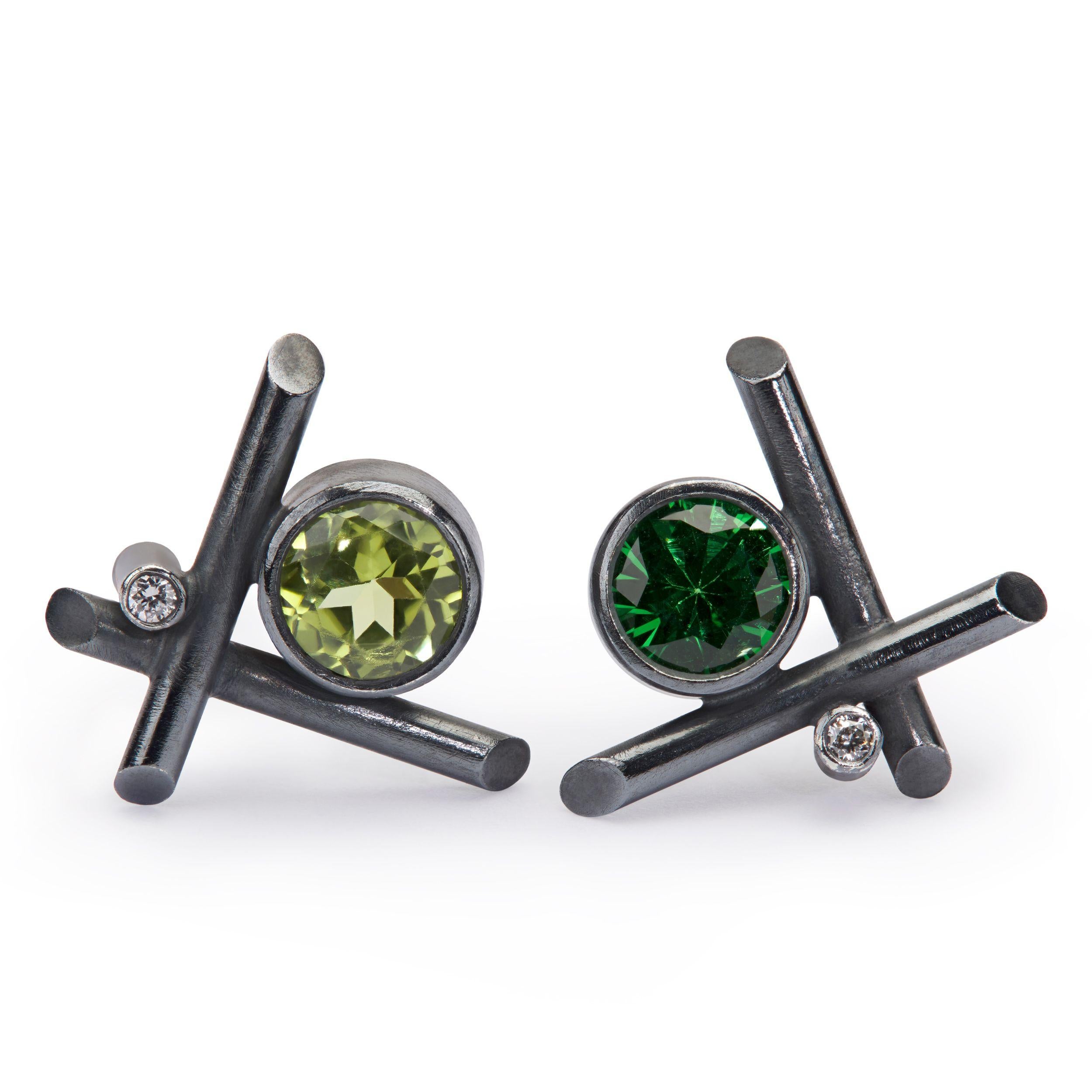 Taille ronde Boucles d'oreilles percées en argent sterling oxydé avec tourmaline verte, péridot et diamants en vente