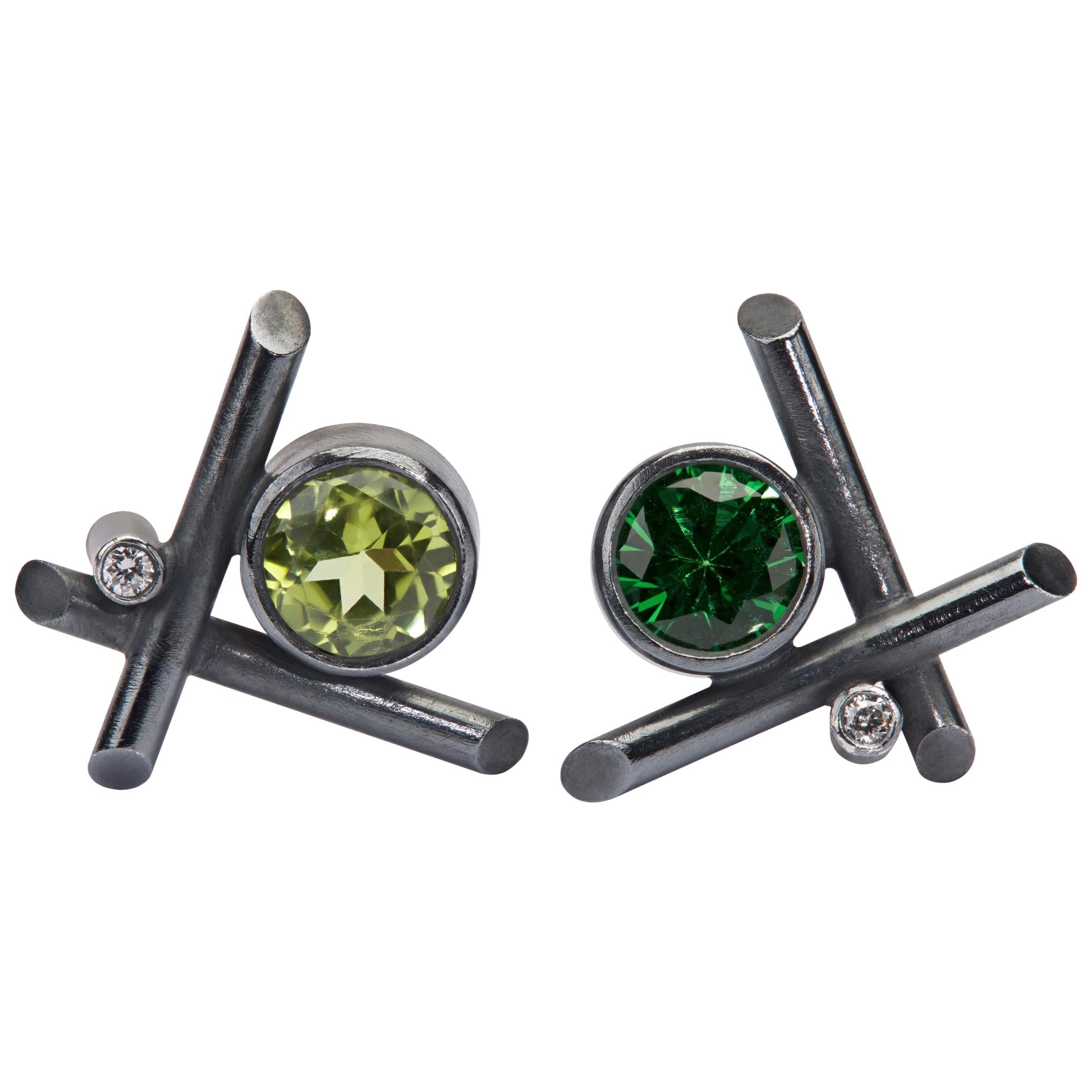 Boucles d'oreilles percées en argent sterling oxydé avec tourmaline verte, péridot et diamants en vente