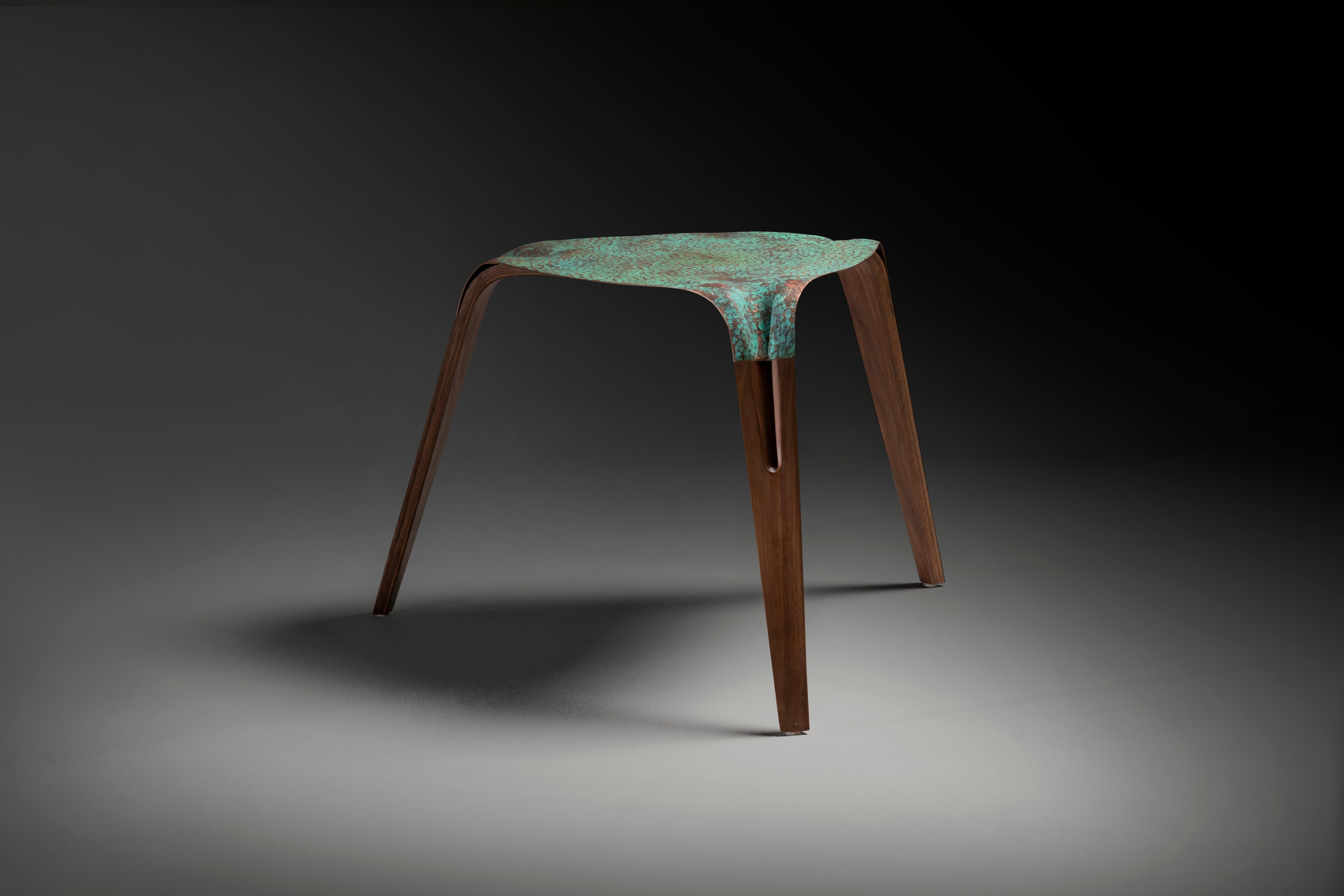 Tavolino Azucena in rame martellato ossidato e noce di Studio A
Dimensioni: L 50 x P 50 x H 50 cm
Materiali: Rame martellato e noce. 

Azucena, un tavolino ispirato al fiore che gli dà il nome. Combina il rame martellato ossidato del piano con le