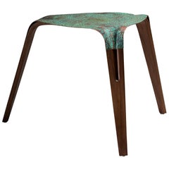 Table d'appoint Azucena en cuivre martelé oxydé et noyer par Studio A