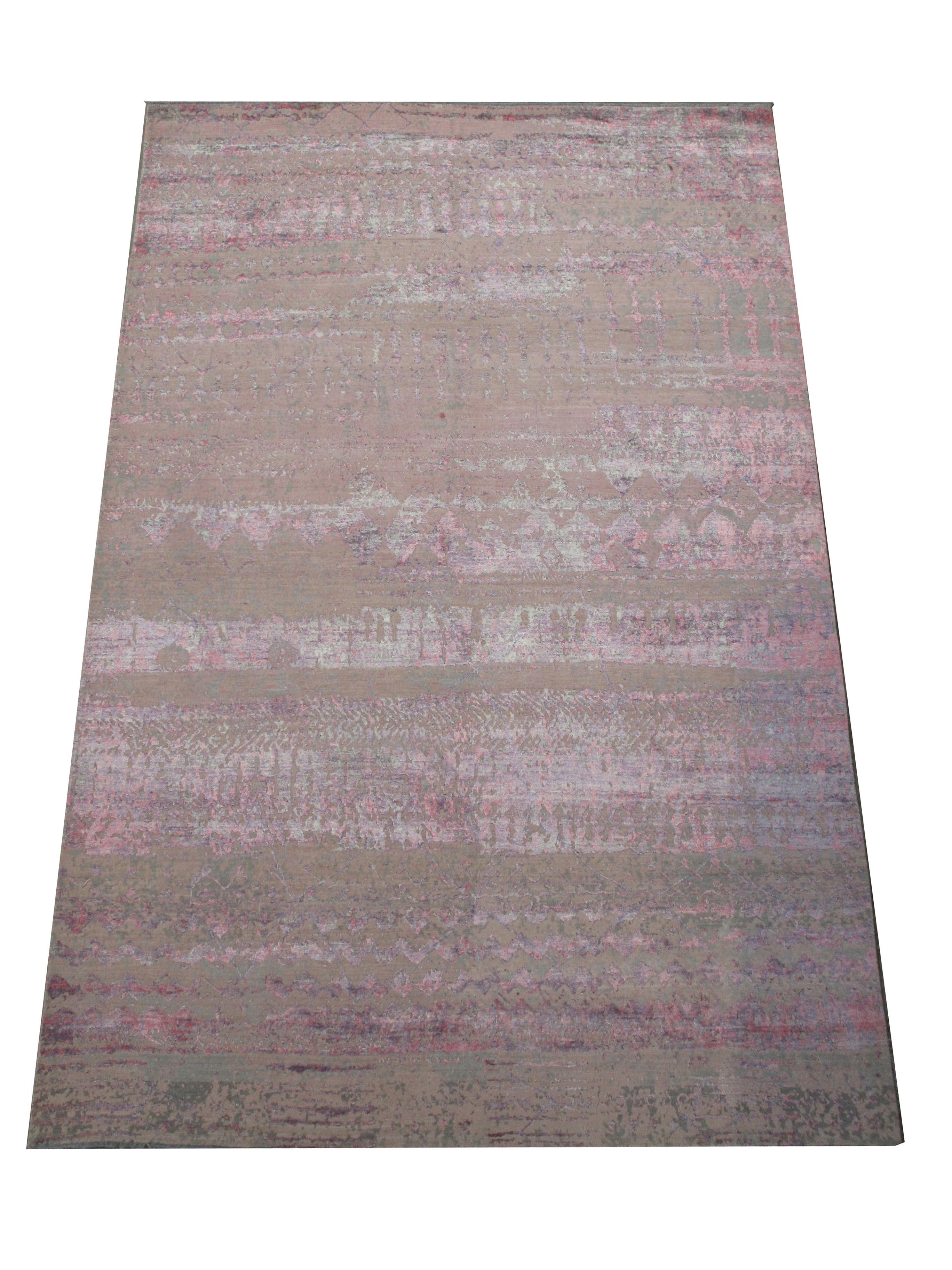 Vello di lana e seta annodato a mano su una base di cotone. 

Design ossidato.

Dimensioni: 8' x 10'2
