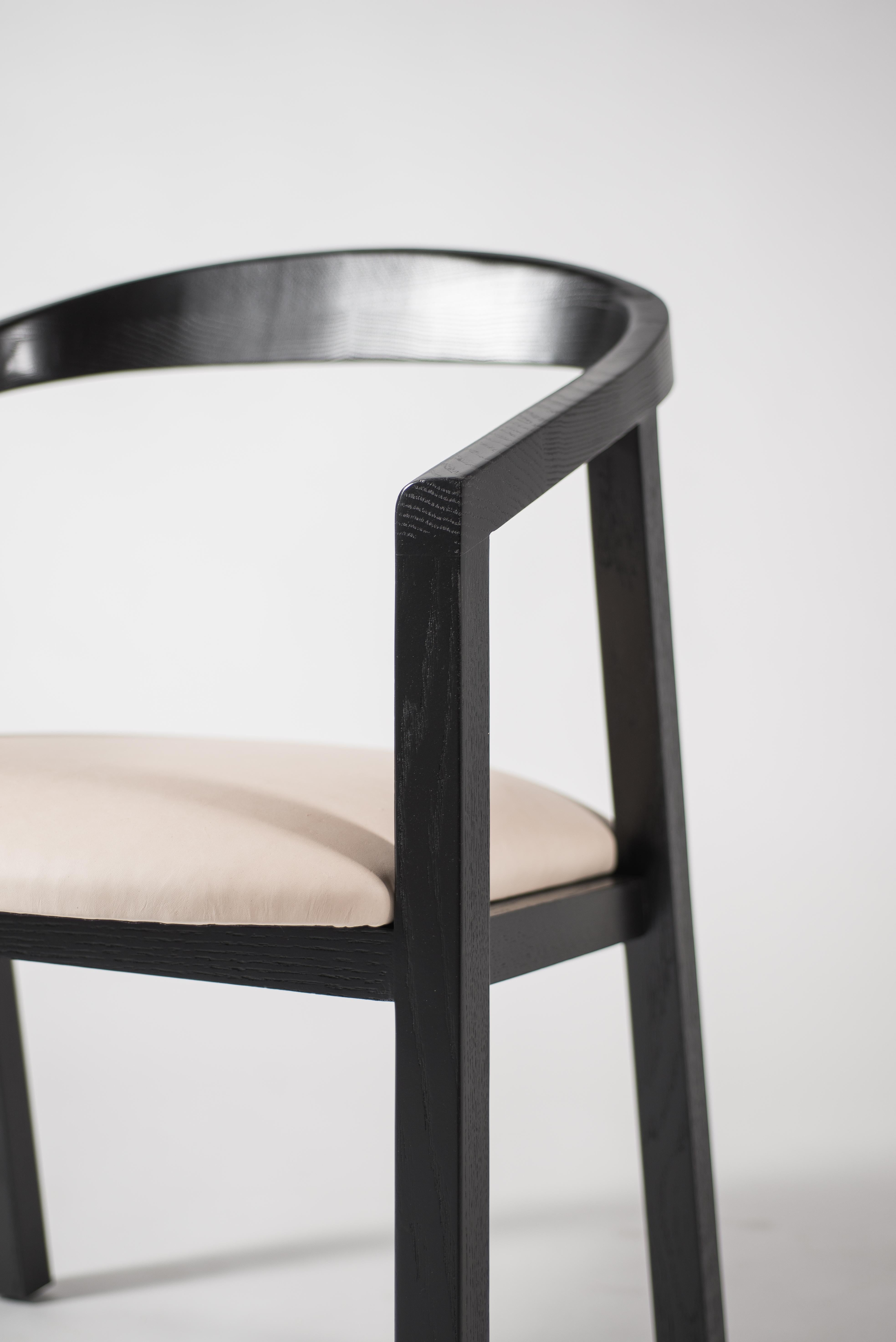 XXIe siècle et contemporain Chaise de salle à manger GH1 en chêne noir avec assise en cuir en vente