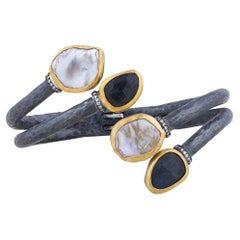 Bracciale in argento ossidato, oro 24 carati, perle Keshi e labradorite di Lika Behar