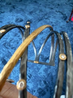 Manchette en argent oxydé et or jaune 24K avec diamants Lika Behar "Stockholm Crosswire".