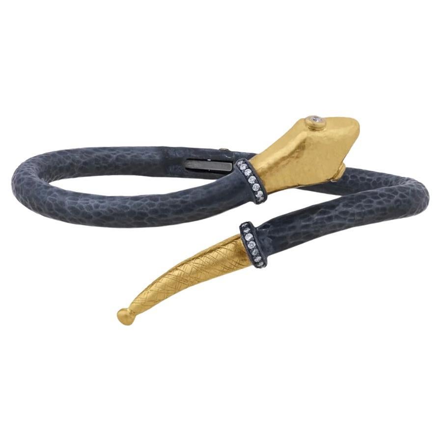 Pulsera con bisagra de serpiente de plata oxidada y diamantes de oro amarillo de 24 quilates de Lika Behar