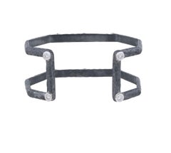Offene Manschette aus oxidiertem, gehämmertem Silber "Oktagon" mit Diamanten von Lika Behar