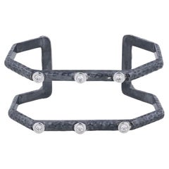 Offene Manschette aus oxidiertem, gehämmertem Silber "Oktagon" mit Diamanten von Lika Behar