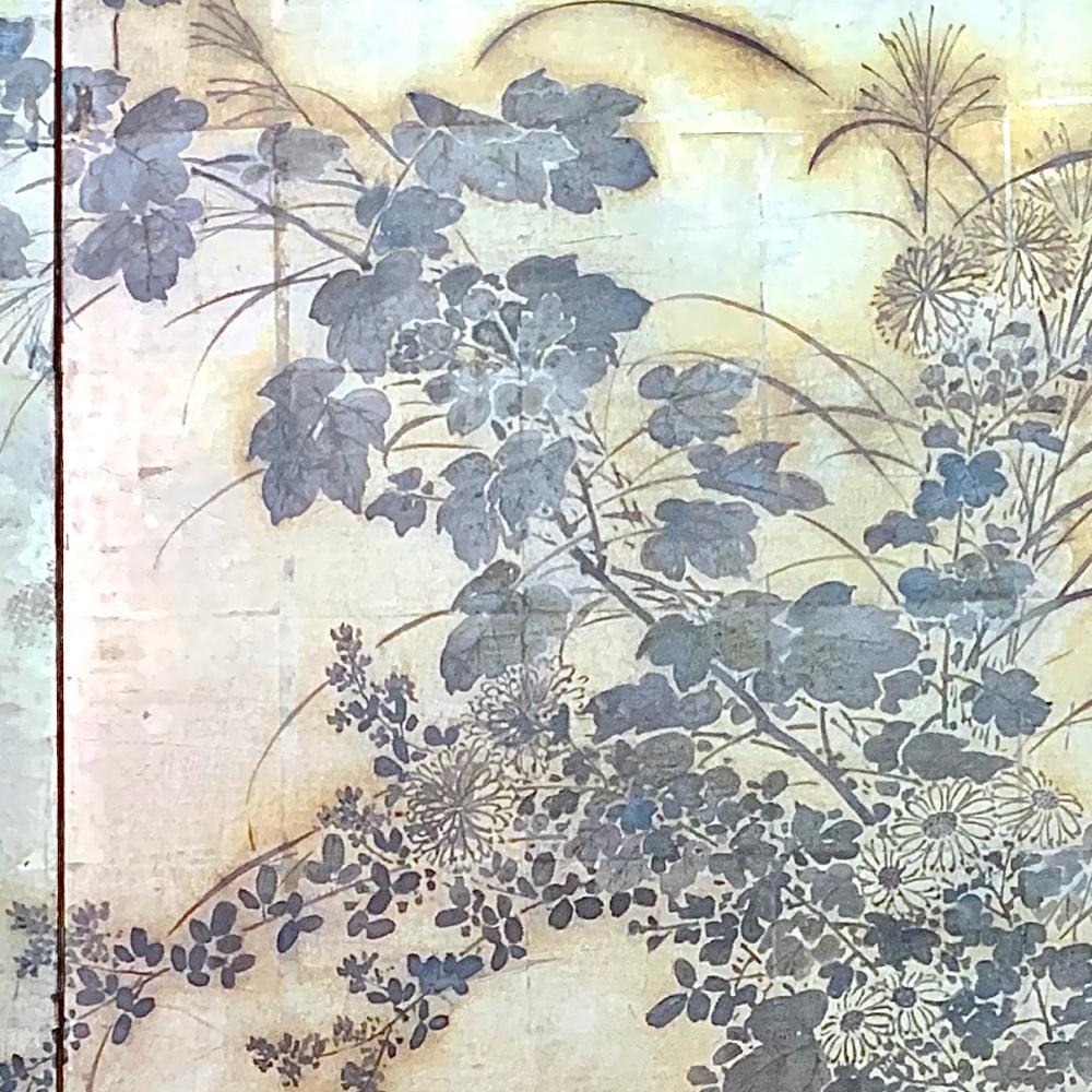 Discover an extraordinary and priceless fragment of Japanese history with this exquisite oxidized silver screen adorned with an impressive floral pattern. 

Over time, the original gleaming silver hue has transformed through natural oxidation,
