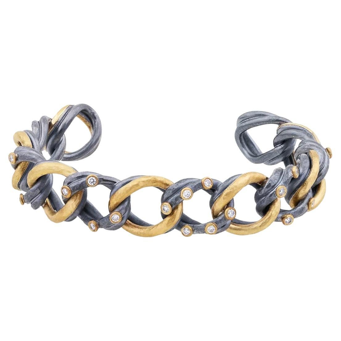 Bracciale aperto "Carol" in argento sterling ossidato e oro giallo 24 carati con diamanti