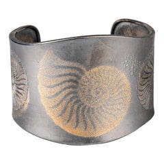 Bracelet manchette en ammonite poussière de fée en argent sterling oxydé et or 24 carats
