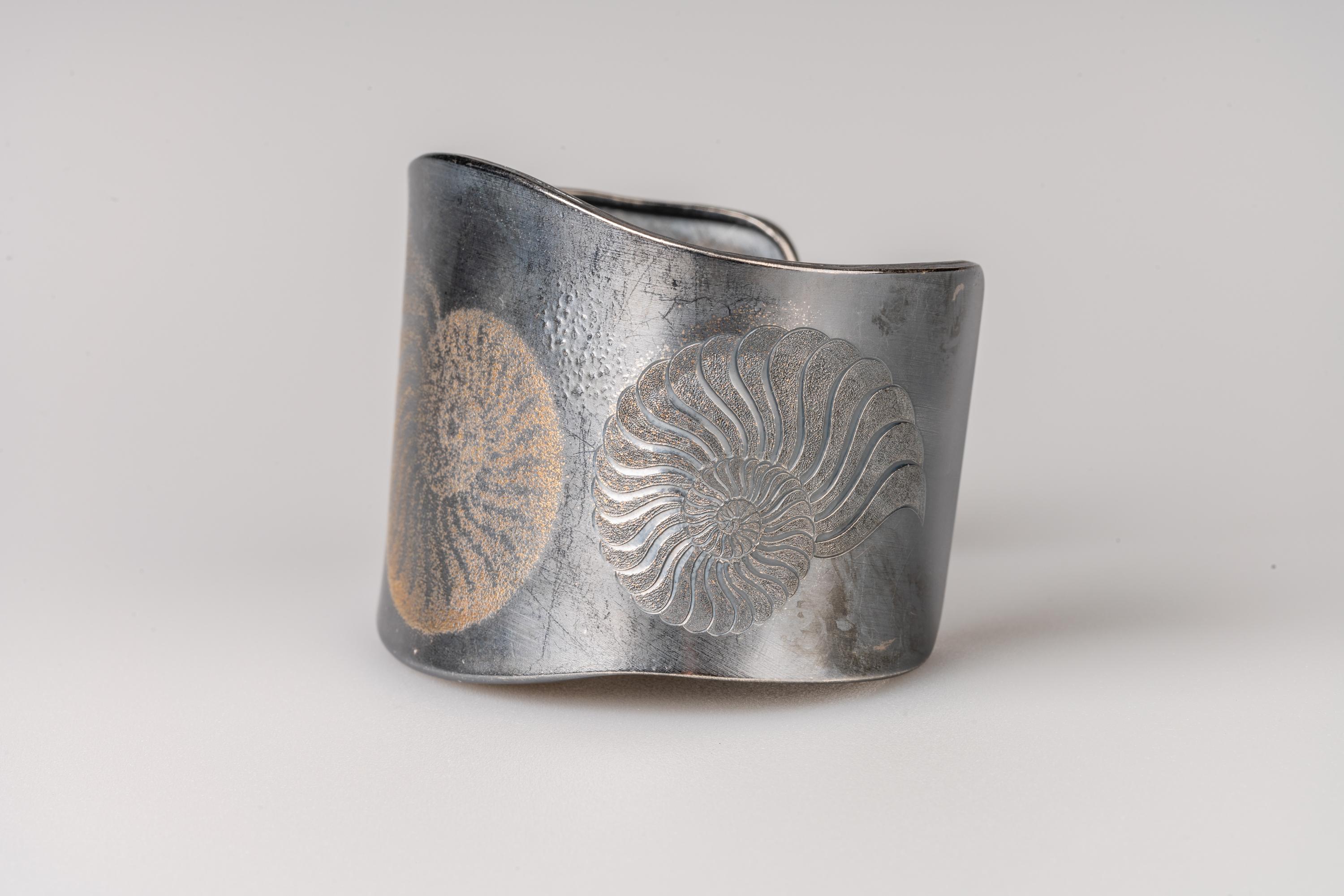 Contemporain Bracelet manchette Ammonite en argent sterling oxydé et or jaune 24 carats en vente